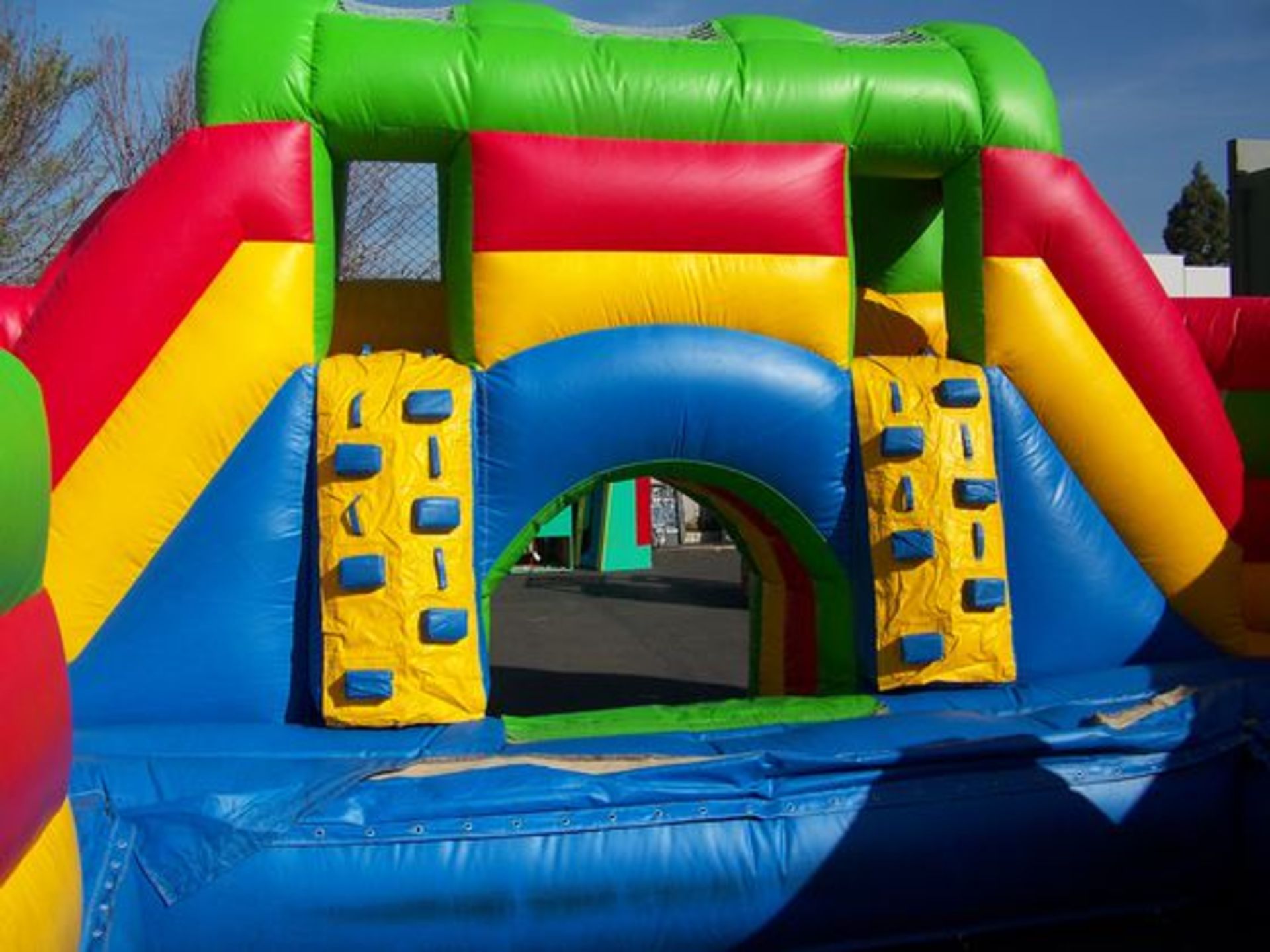 46' INFLATABLE OBSTACLE COURSE - Image 9 of 10