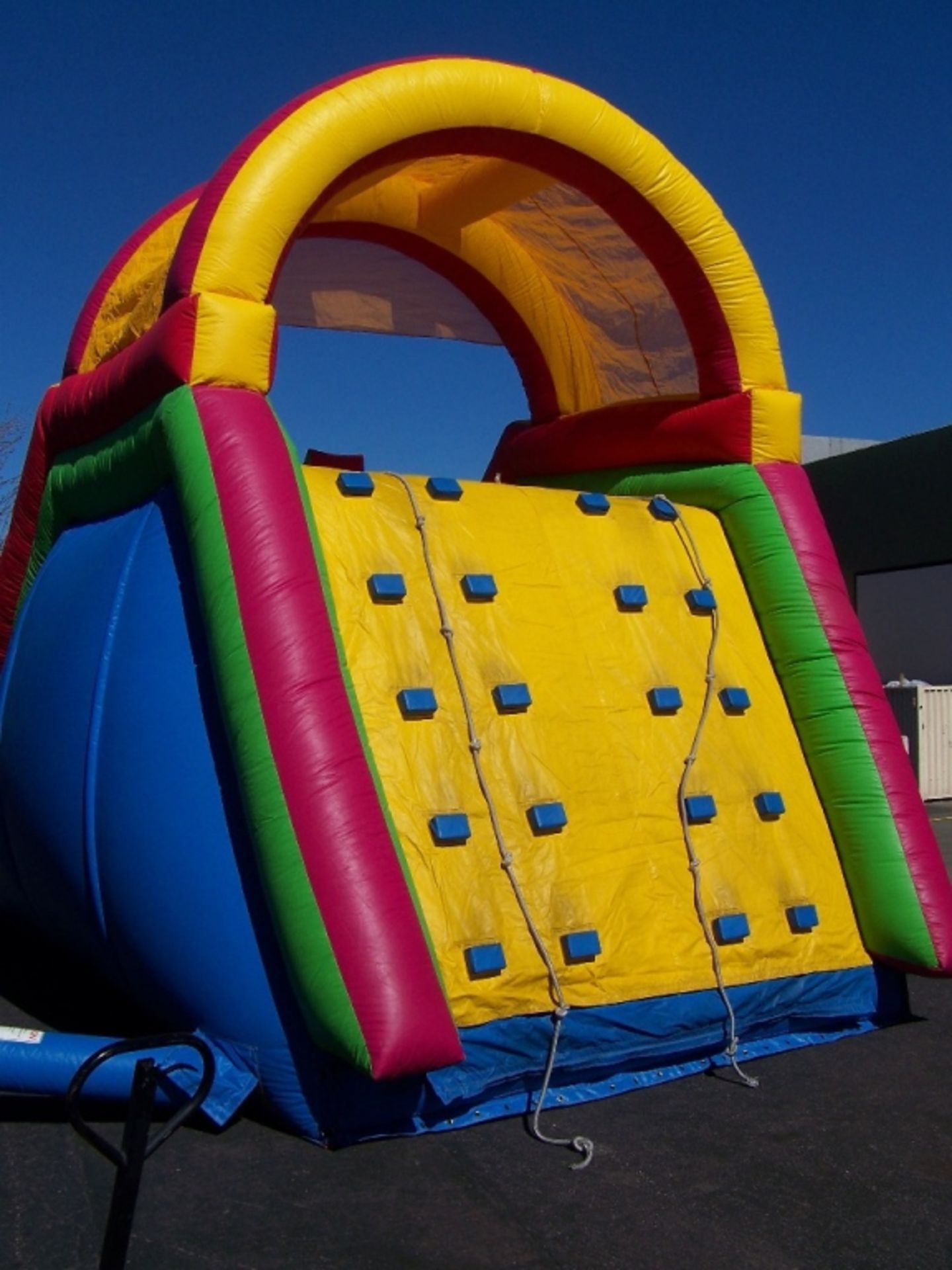 46' INFLATABLE OBSTACLE COURSE - Image 3 of 10