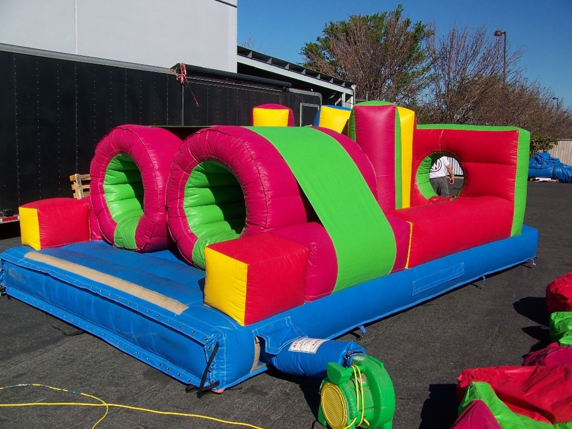 46' INFLATABLE OBSTACLE COURSE - Image 6 of 10