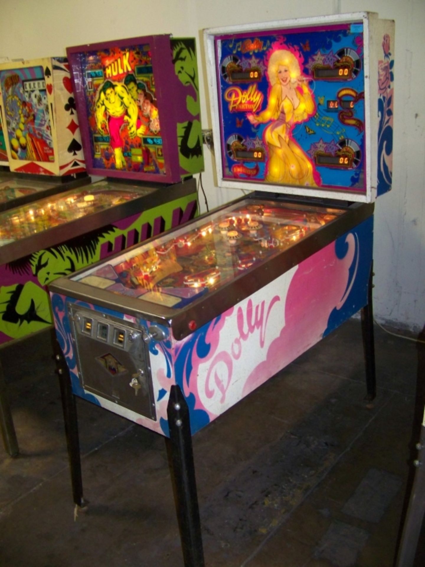 DOLLY PARTON PINBALL MACHINE 1979 BALLY CLASSIC - Image 2 of 10