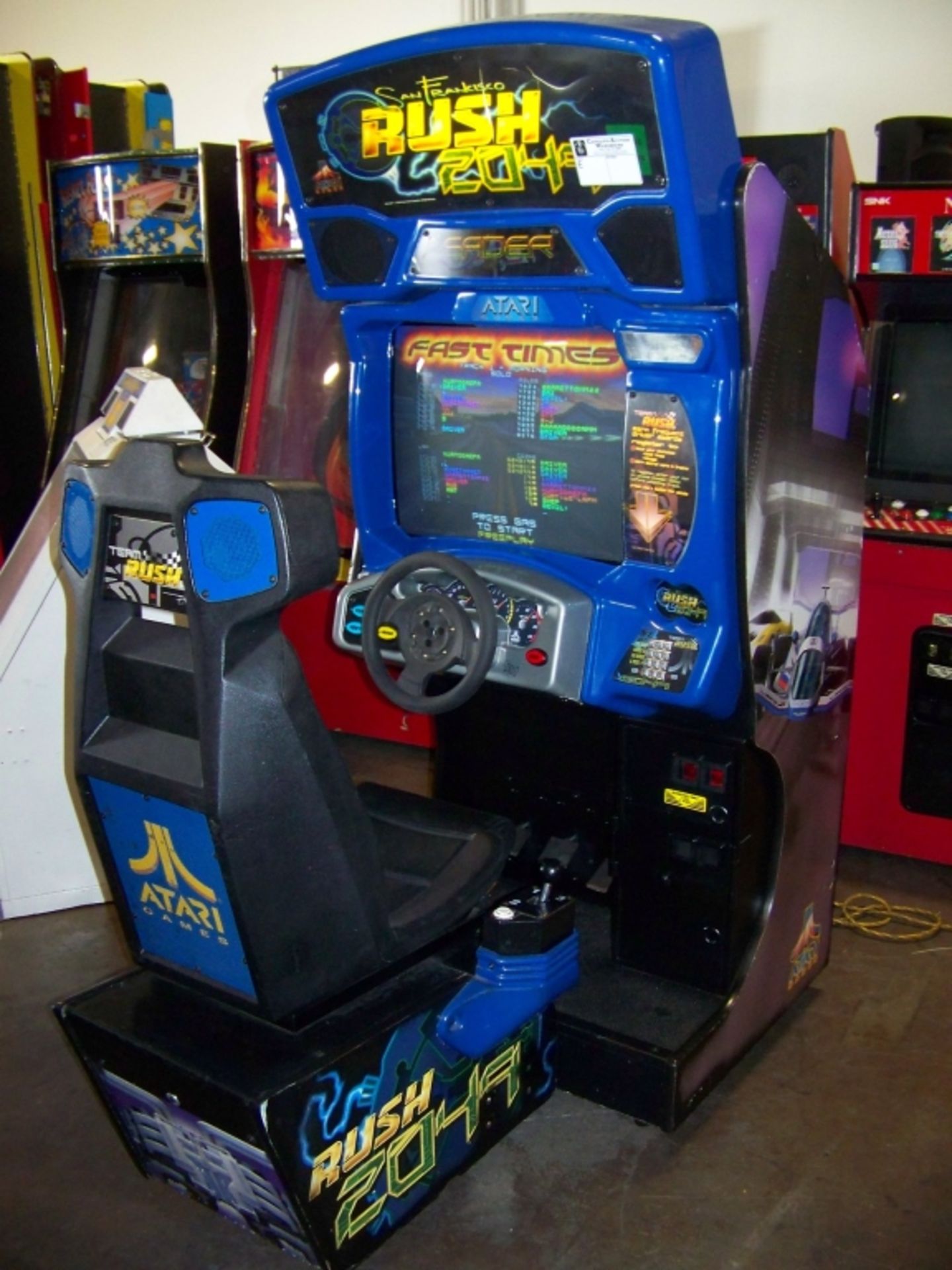 RUSH 2049 SITDOWN RACING ARCADE GAME   E - Image 4 of 4