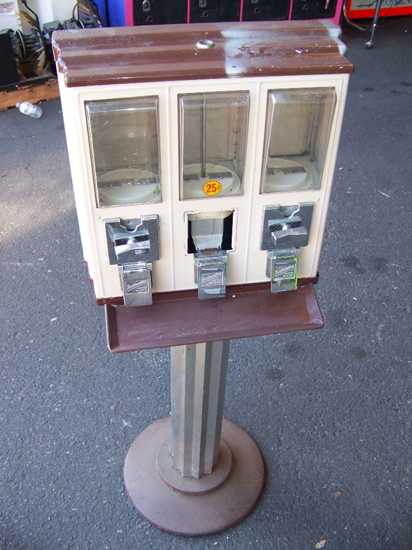 NORTHWESTERN TRIVEND CANDY MACHINE