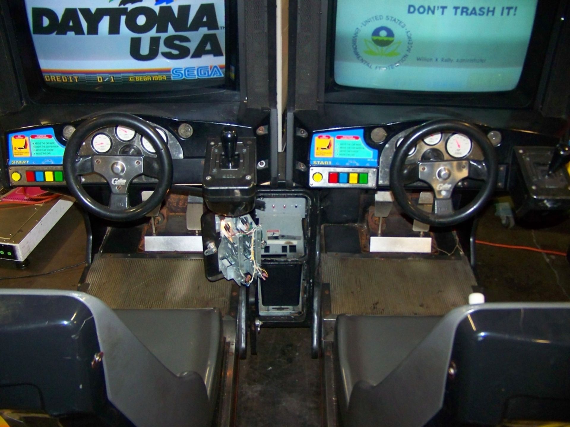 DAYTONA USA TWIN DRIVER ARCADE GAME SEGA - Image 2 of 6