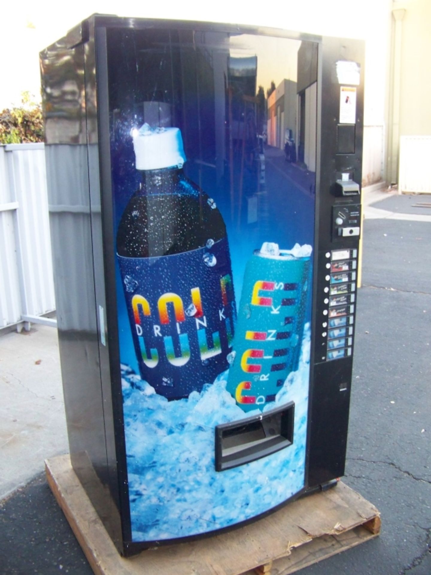 VENDO 720 SODA WATER BOTTLE VENDING MACHINE