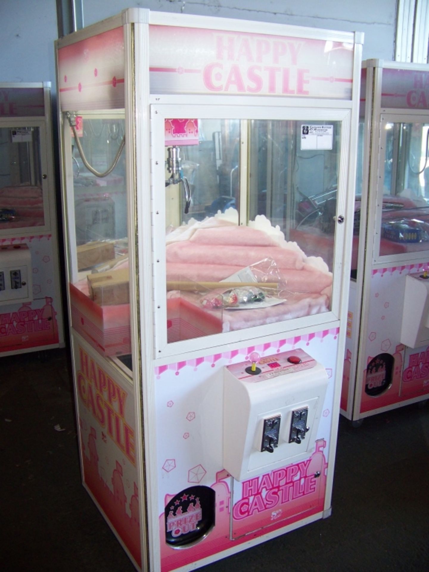 31" HAPPY CASTLE PLUSH CLAW CRANE MACHINE - Image 3 of 3