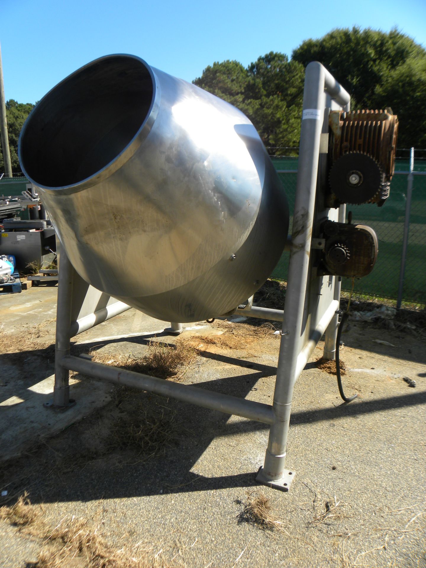 375 TOTAL GALLON BOWL MIXER. 51.5"DIA X 24"SW + 25.5"CONE. STAND=304SS. **TANK=316SS** 29"ID OPEN - Image 5 of 5