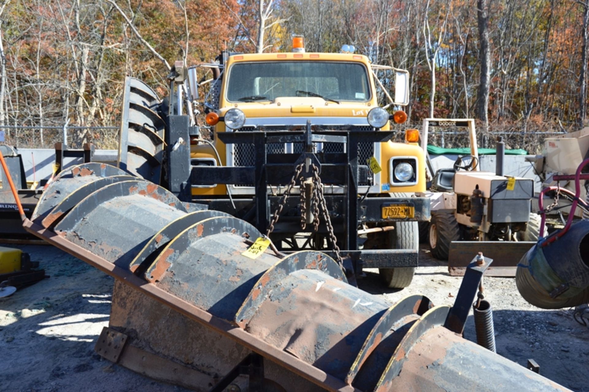 1988 INTERNATIONAL S2500 FLATBED W/ PLOW