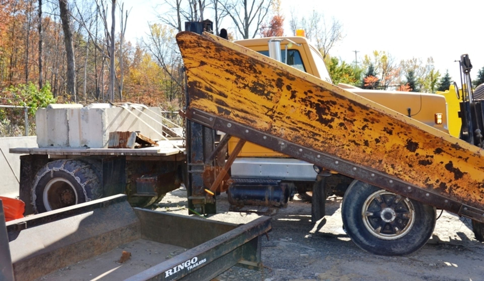 1988 INTERNATIONAL S2500 FLATBED W/ PLOW - Image 2 of 2