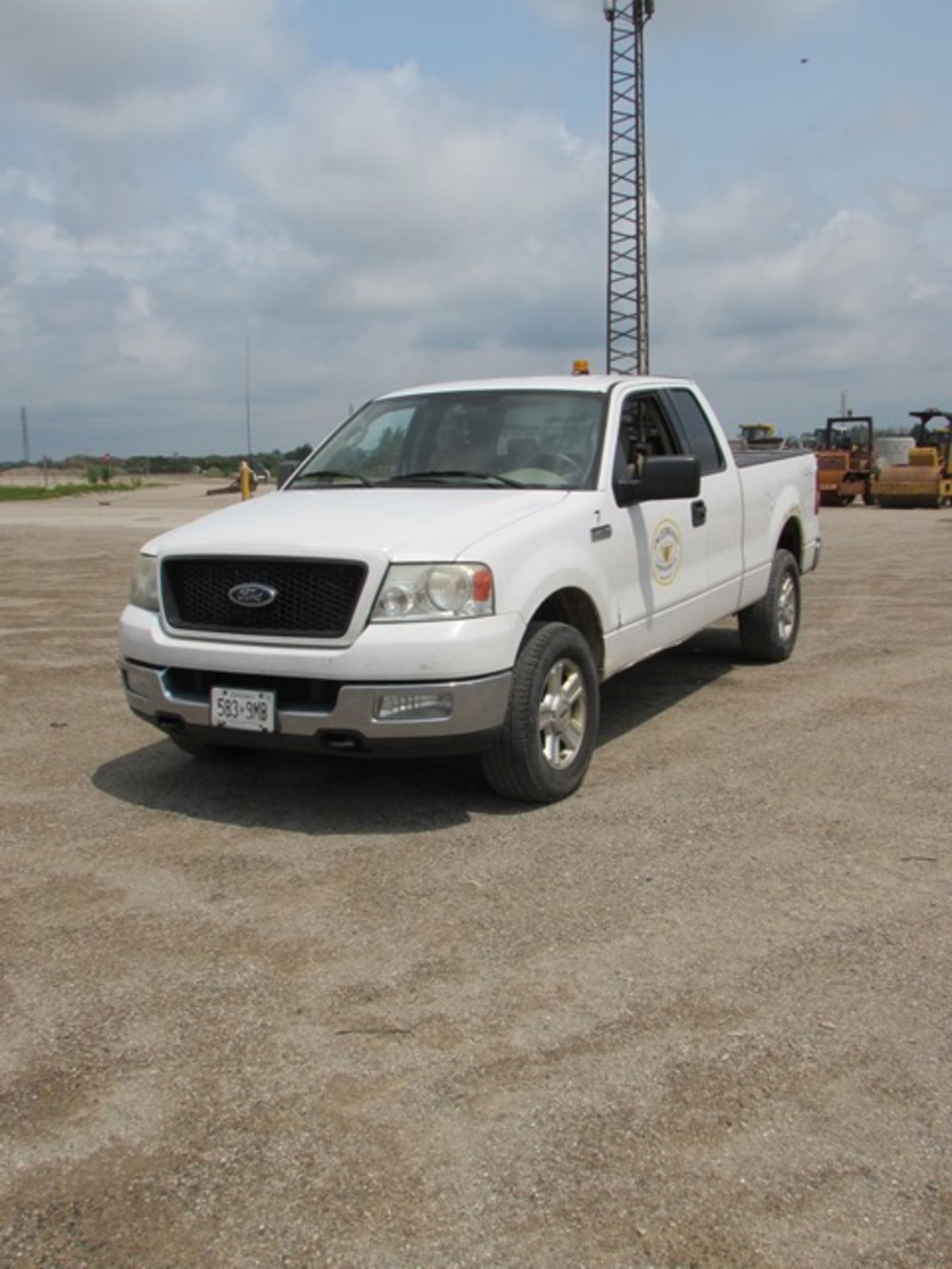 2004 Ford "F-150 XLT" white pick up truck c/w 4X4 traction, 5.4 Triton motor, extended cab VIN # - Image 2 of 6