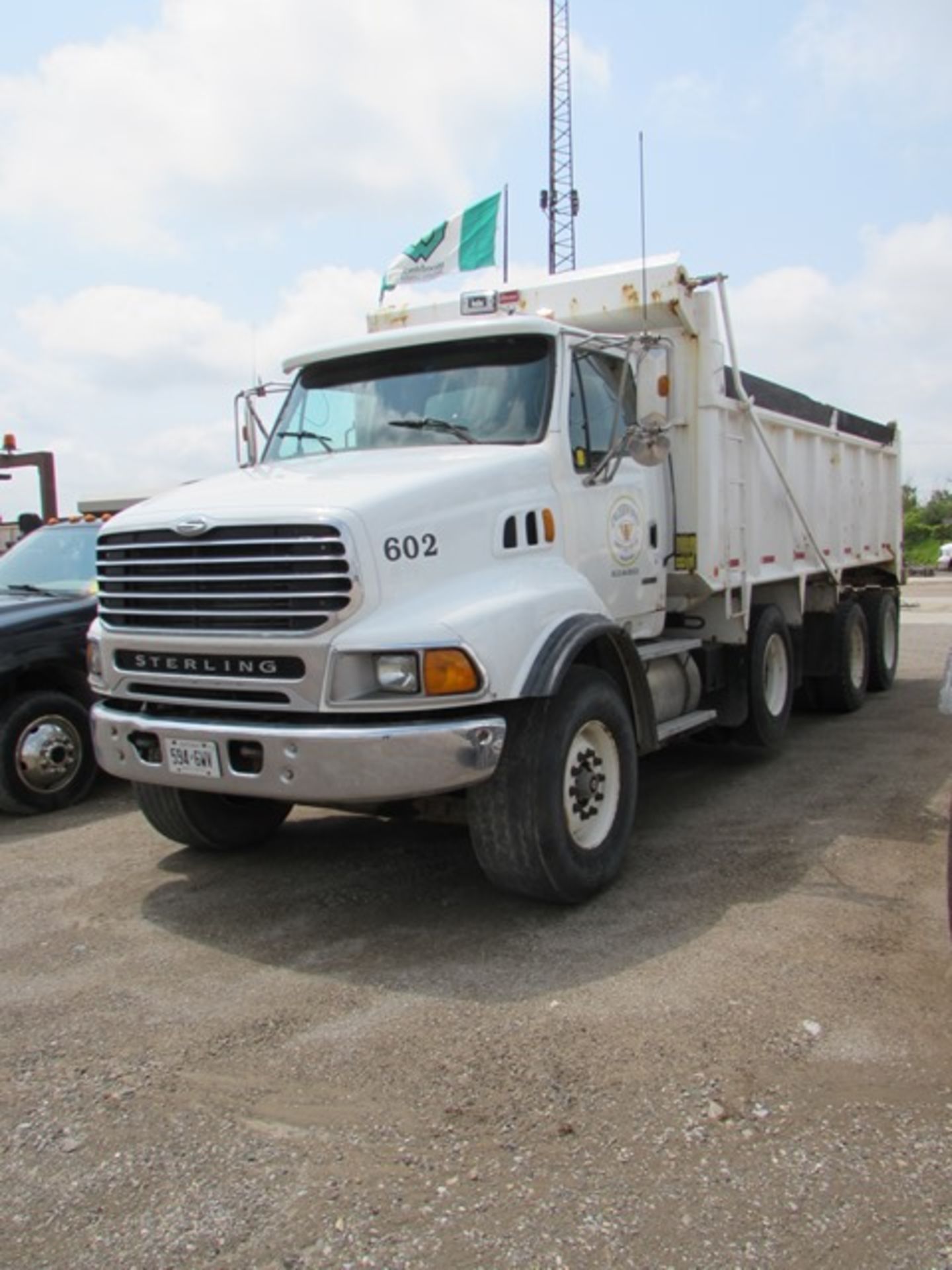 2000 Sterling triaxle dump truck c/w Eaton Fuller 18-speed transmission, odometer reading 610, - Image 2 of 4