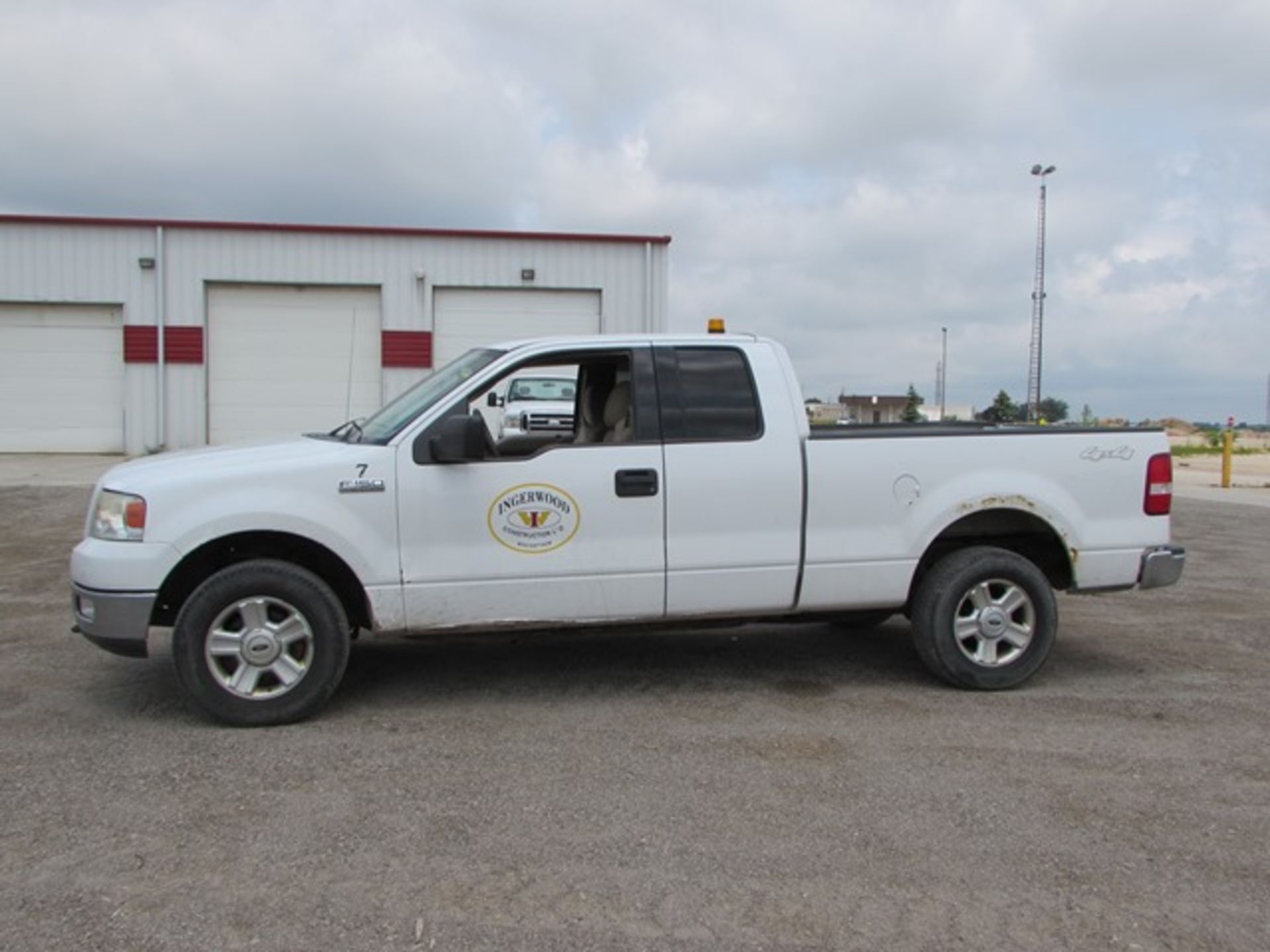 2004 Ford "F-150 XLT" white pick up truck c/w 4X4 traction, 5.4 Triton motor, extended cab VIN #