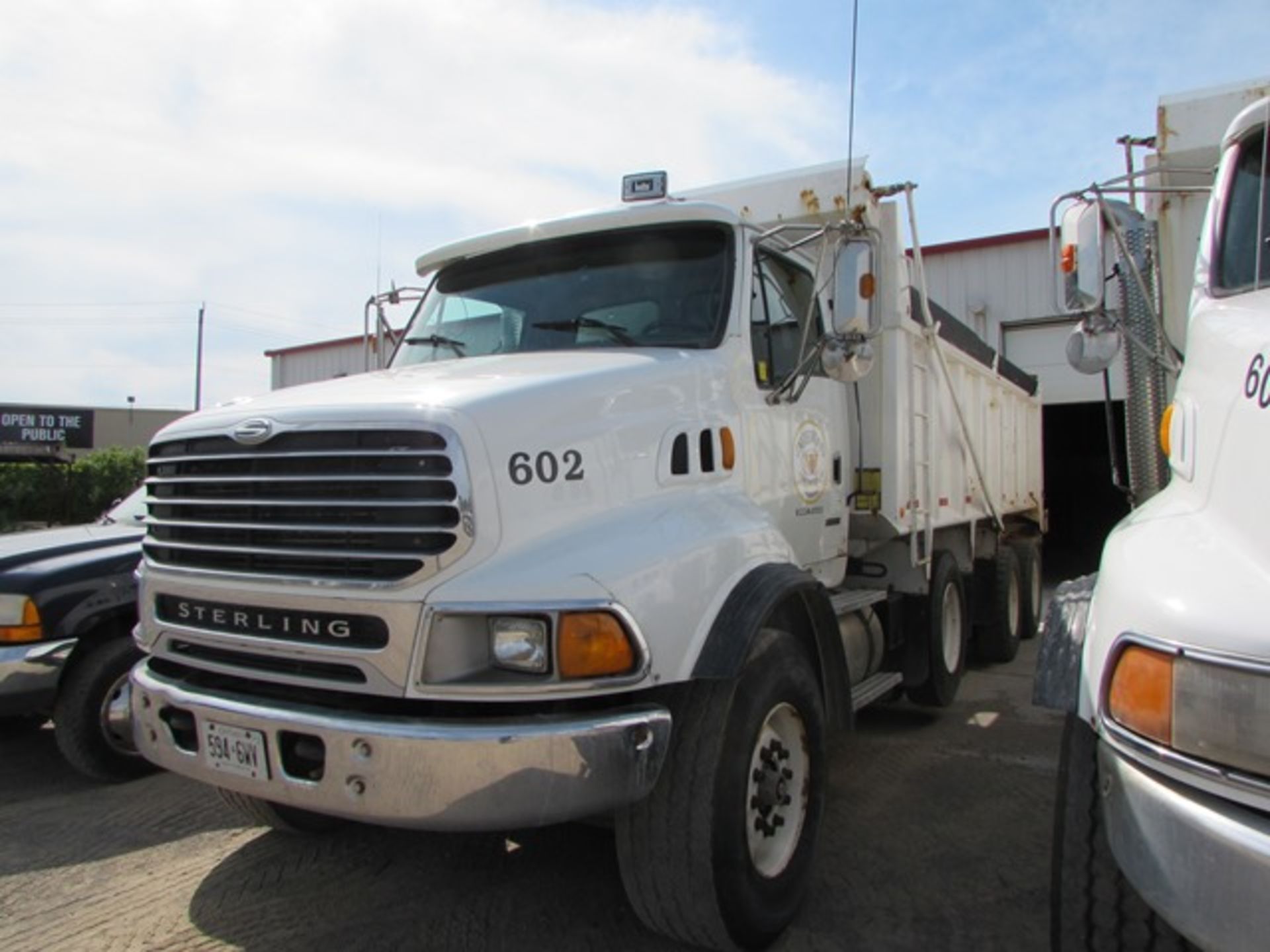 2000 Sterling triaxle dump truck c/w Eaton Fuller 18-speed transmission, odometer reading 610,