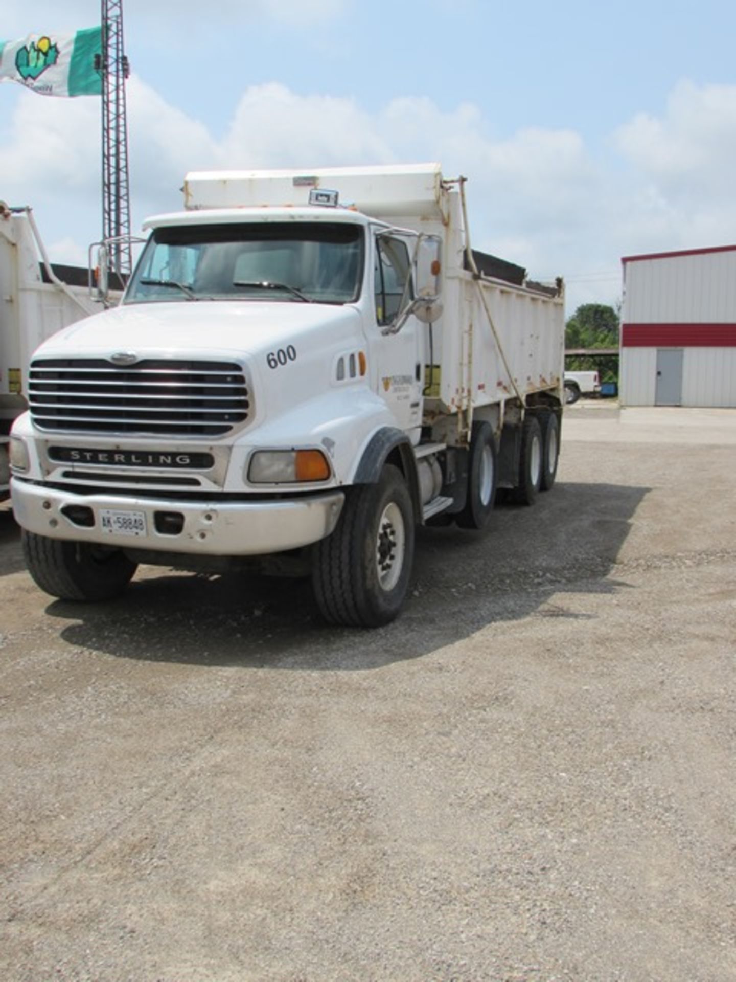 2001 Sterling tri axle dump truck c/w Eaton Fuller 18-speed transmission, odometer reading: 591, - Image 5 of 7