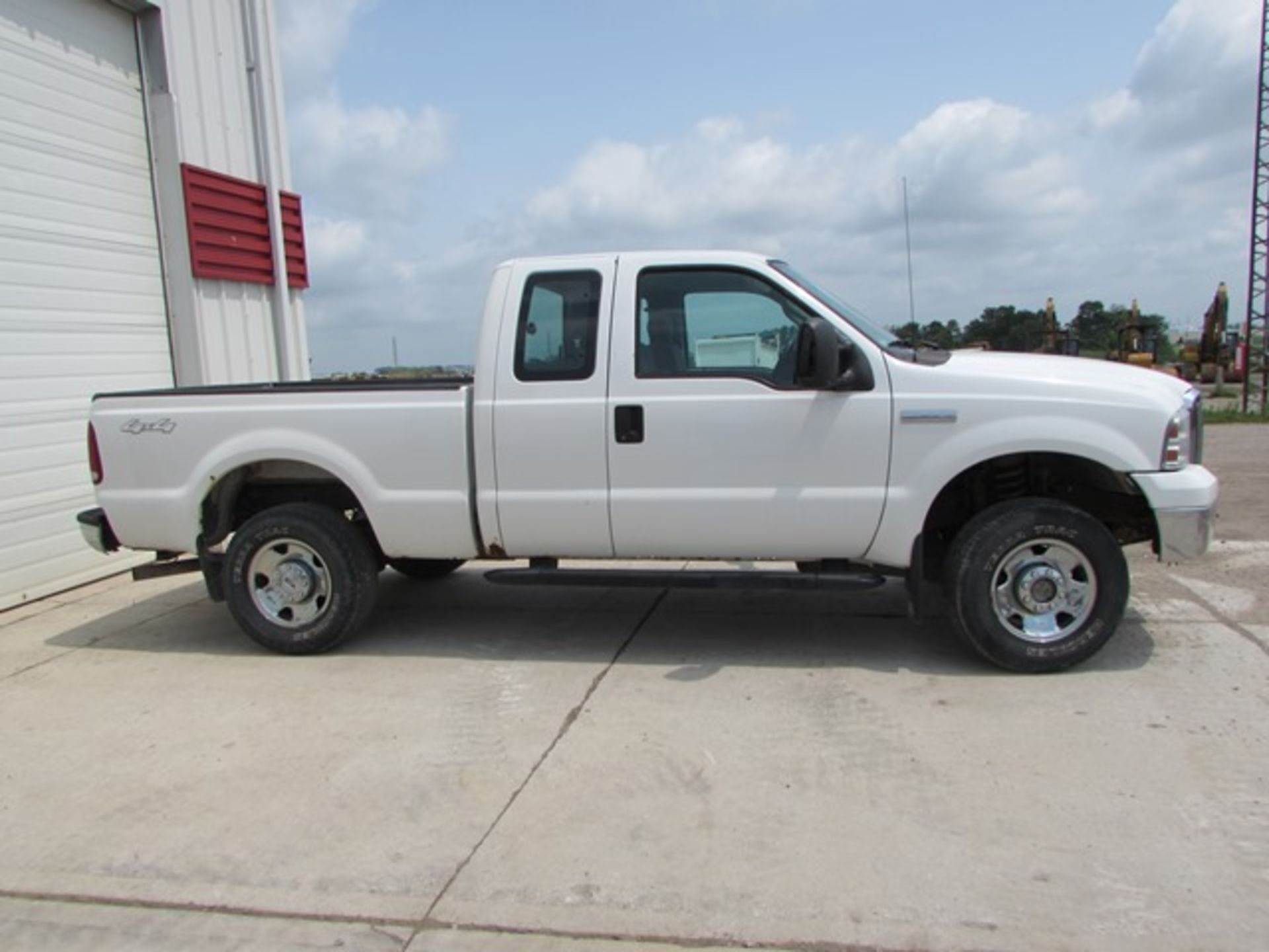 2006 Ford F-250 XLT" white pick up truck c/w 4X4 traction,extended cab VIN # 1FTSX21536ED68534 - Image 2 of 4