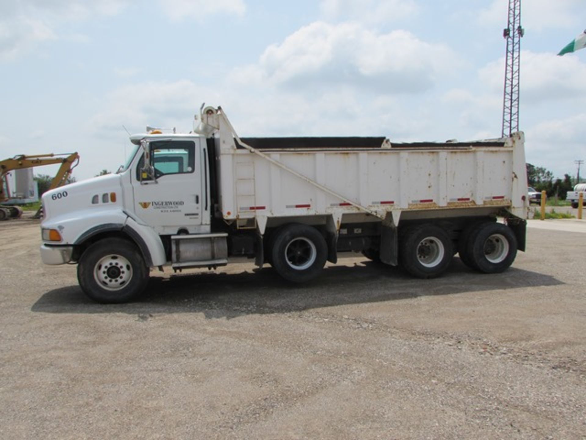 2001 Sterling tri axle dump truck c/w Eaton Fuller 18-speed transmission, odometer reading: 591, - Image 6 of 7