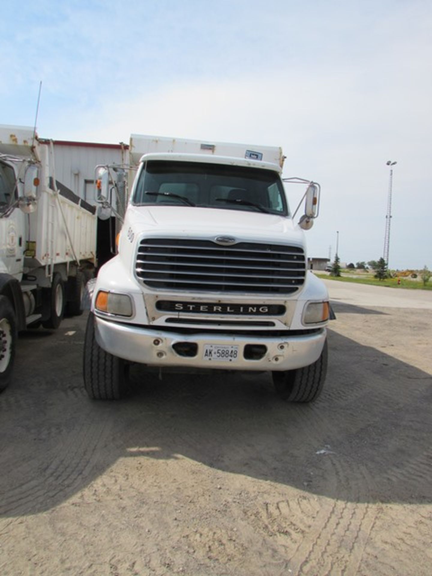 2001 Sterling tri axle dump truck c/w Eaton Fuller 18-speed transmission, odometer reading: 591, - Image 3 of 7