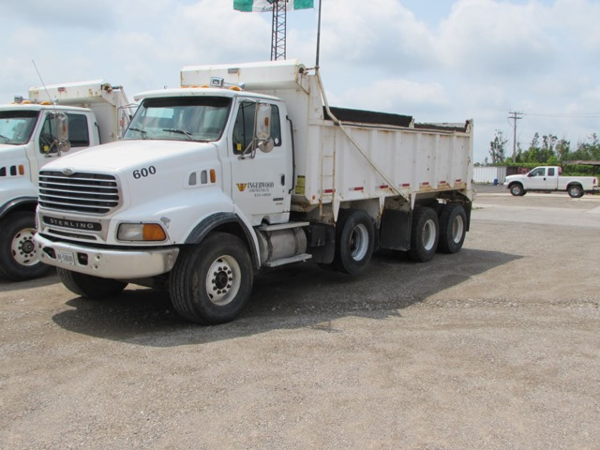 2001 Sterling tri axle dump truck c/w Eaton Fuller 18-speed transmission, odometer reading: 591, - Image 4 of 7
