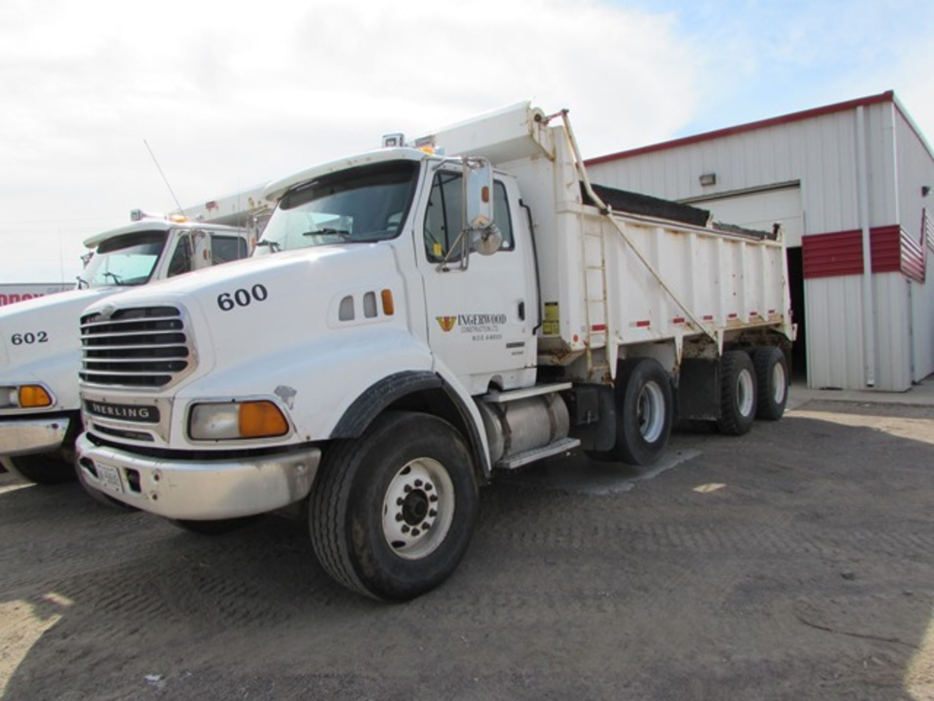 2001 Sterling tri axle dump truck c/w Eaton Fuller 18-speed transmission, odometer reading: 591, - Image 2 of 7