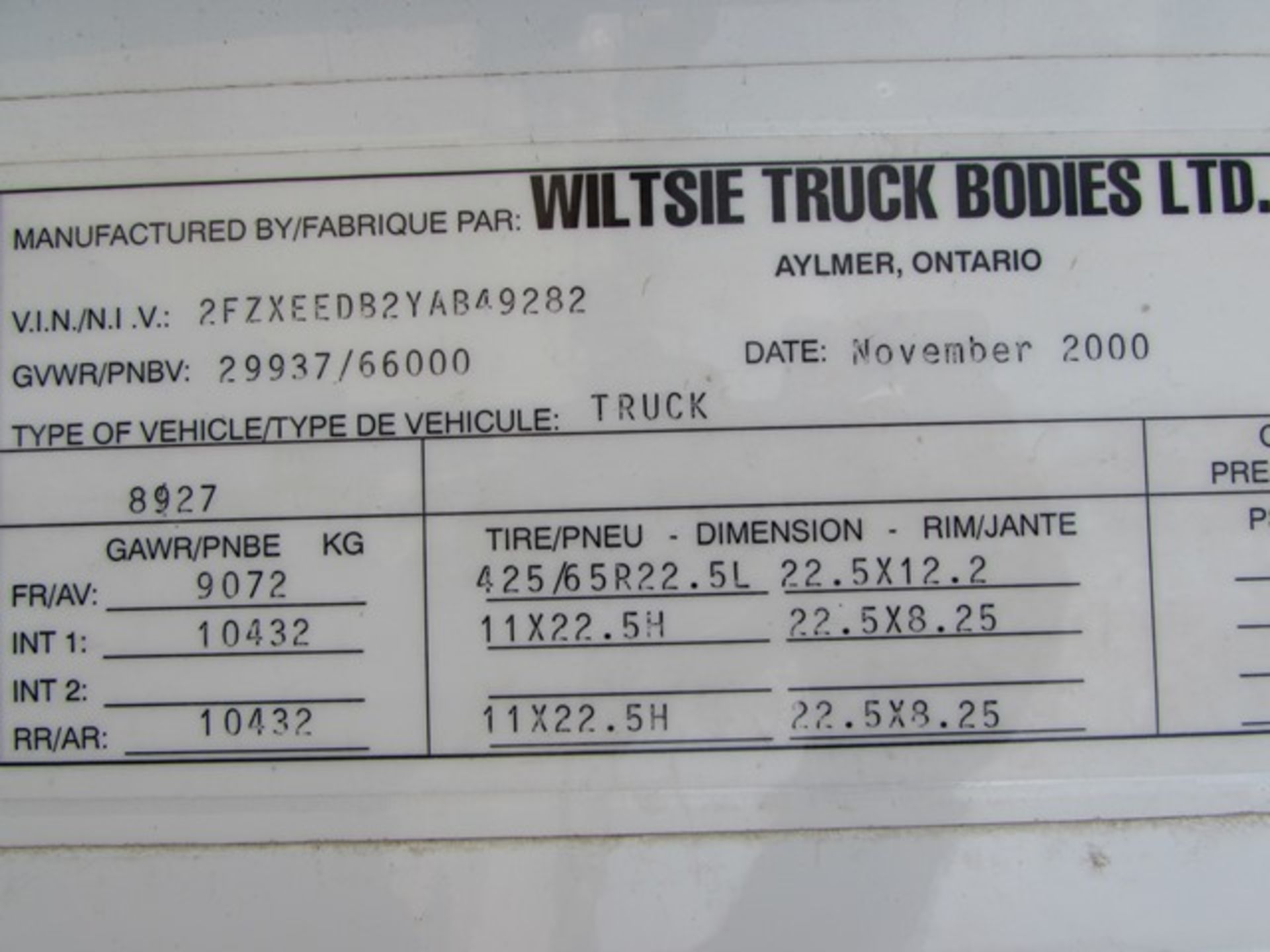 2001 Sterling tri axle dump truck c/w Eaton Fuller 18-speed transmission, odometer reading: 591, - Image 7 of 7