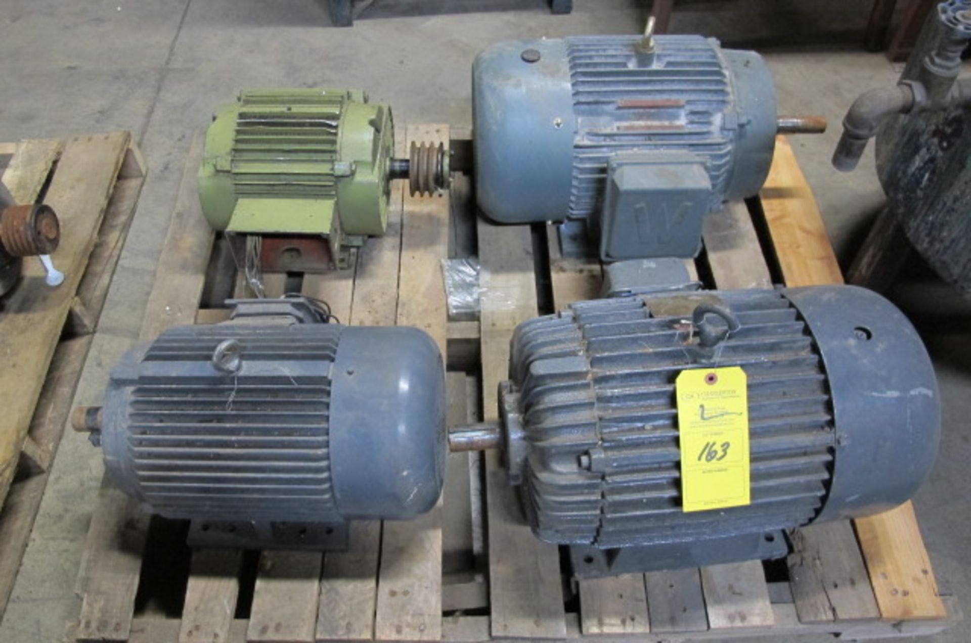 (4) ASSORTED ELECTRIC MOTORS; 10HP 7508 OH 120, Lyons, Ohio 43523 - all Gaylord plastic pallets