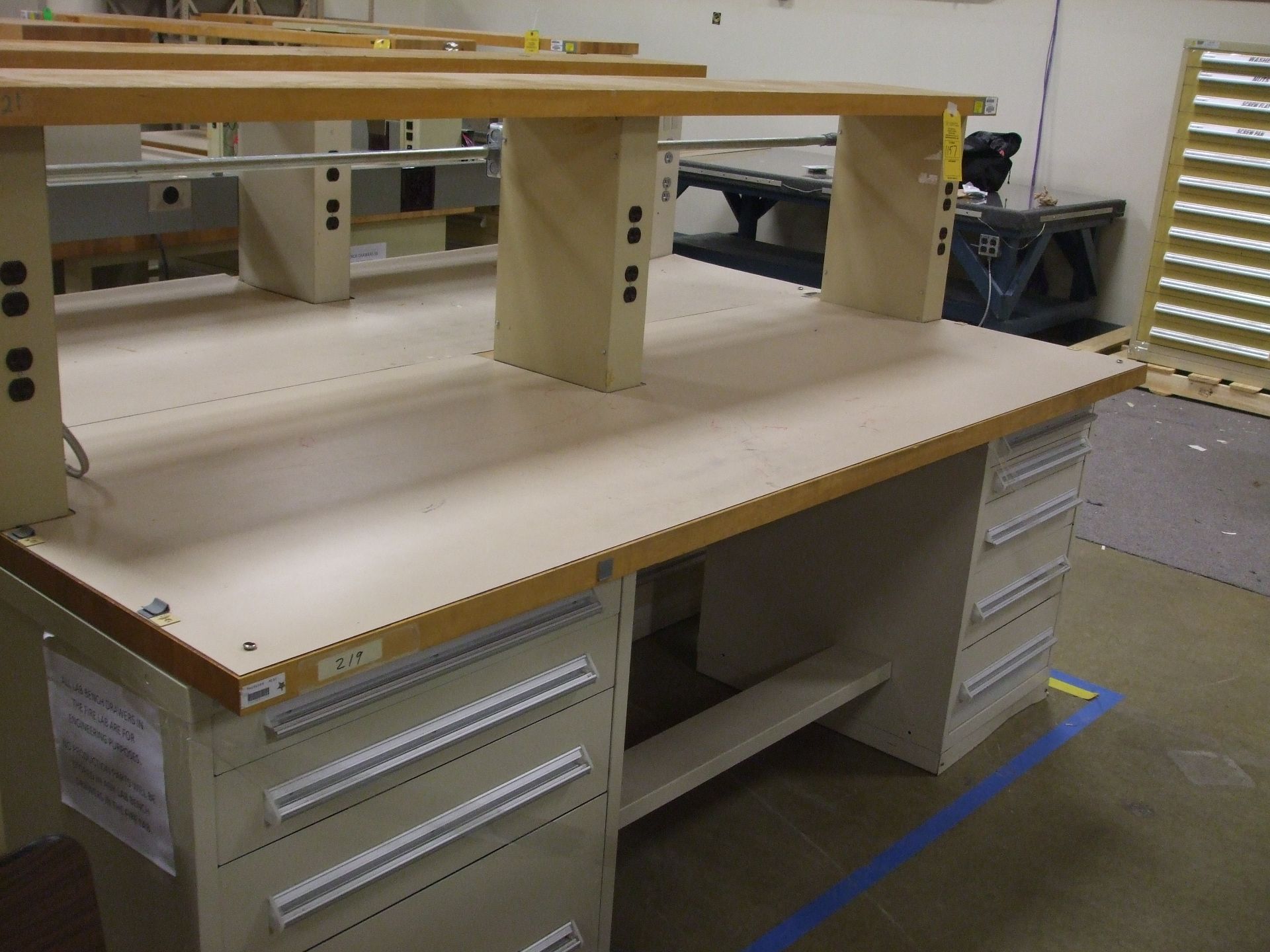 WOOD TOP WORK STATION W/VIDMAR DRAWERS