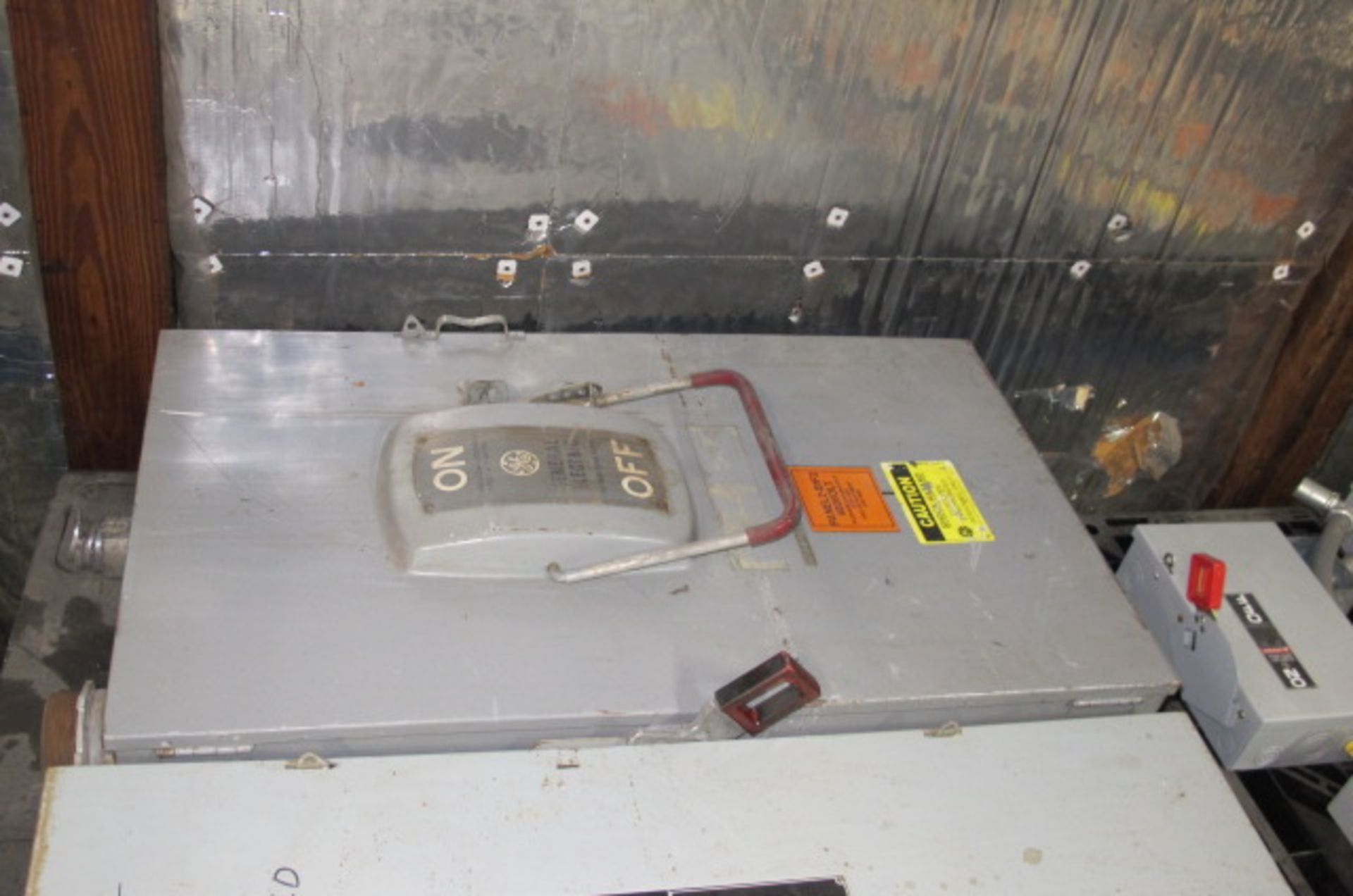 GE SAFETY SWITCH; 600V; 400A 7515 OH 120, Lyons, Ohio 43523 - all Gaylord plastic pallets are NOT