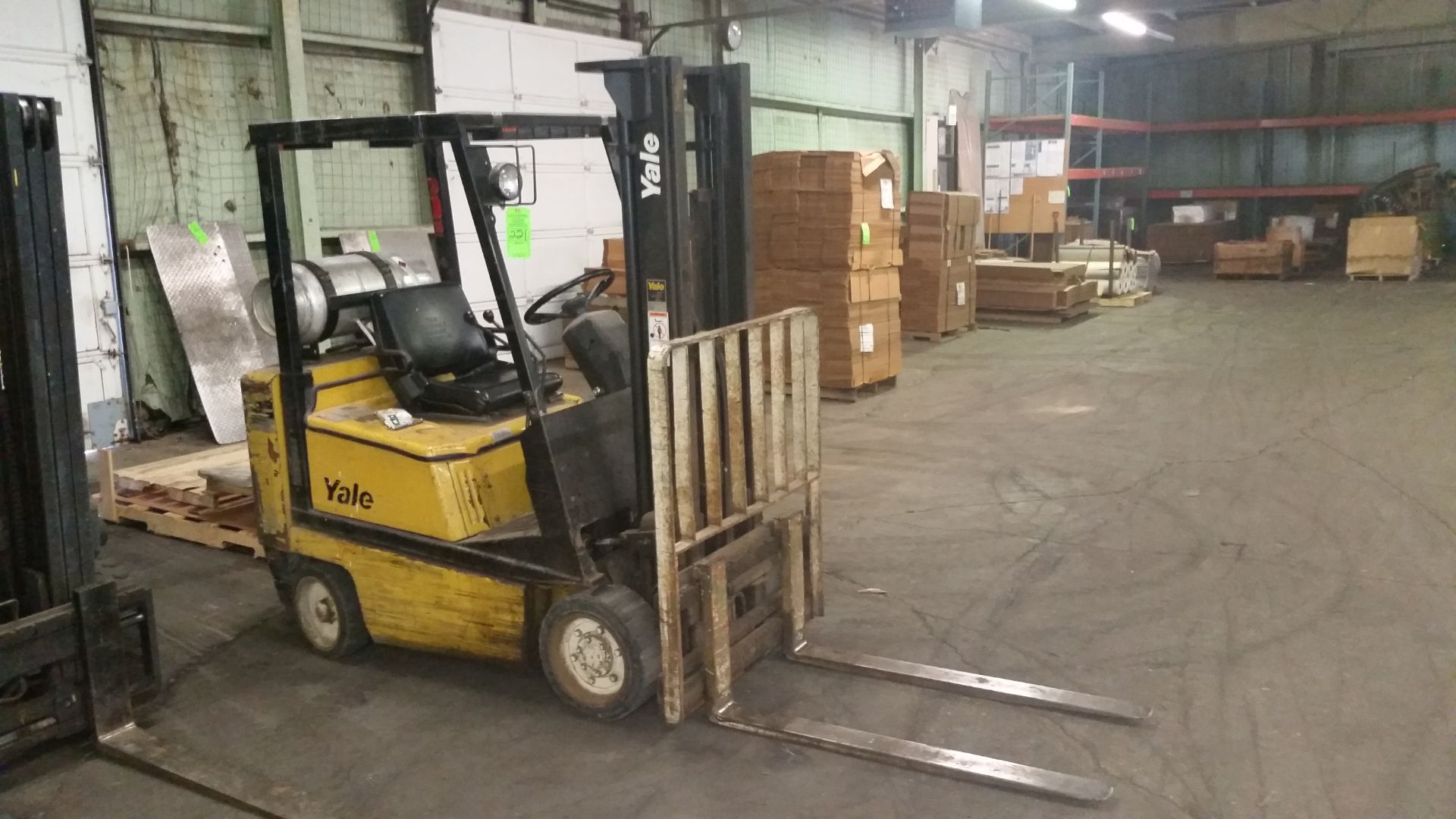 YALE LP FORKLIFT; 2-STAGE MASS; SOLID TIRES; 8366 HRS; M#    GLC040AENVAFO83; S# N549370; 4000LB - Image 2 of 2