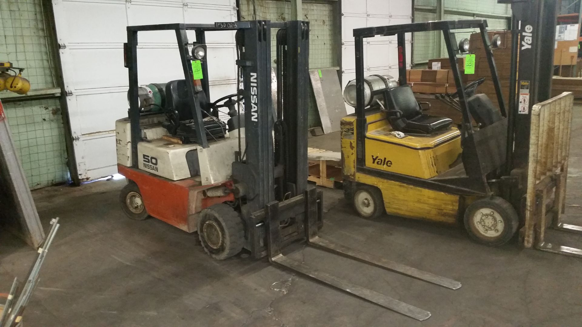 NISSAN FORKTRUCK; 3-STAGE MASS; 5FT FORKS; LP; PNEUMATIC TIRES; 11722HRS; SIDE SHIFT