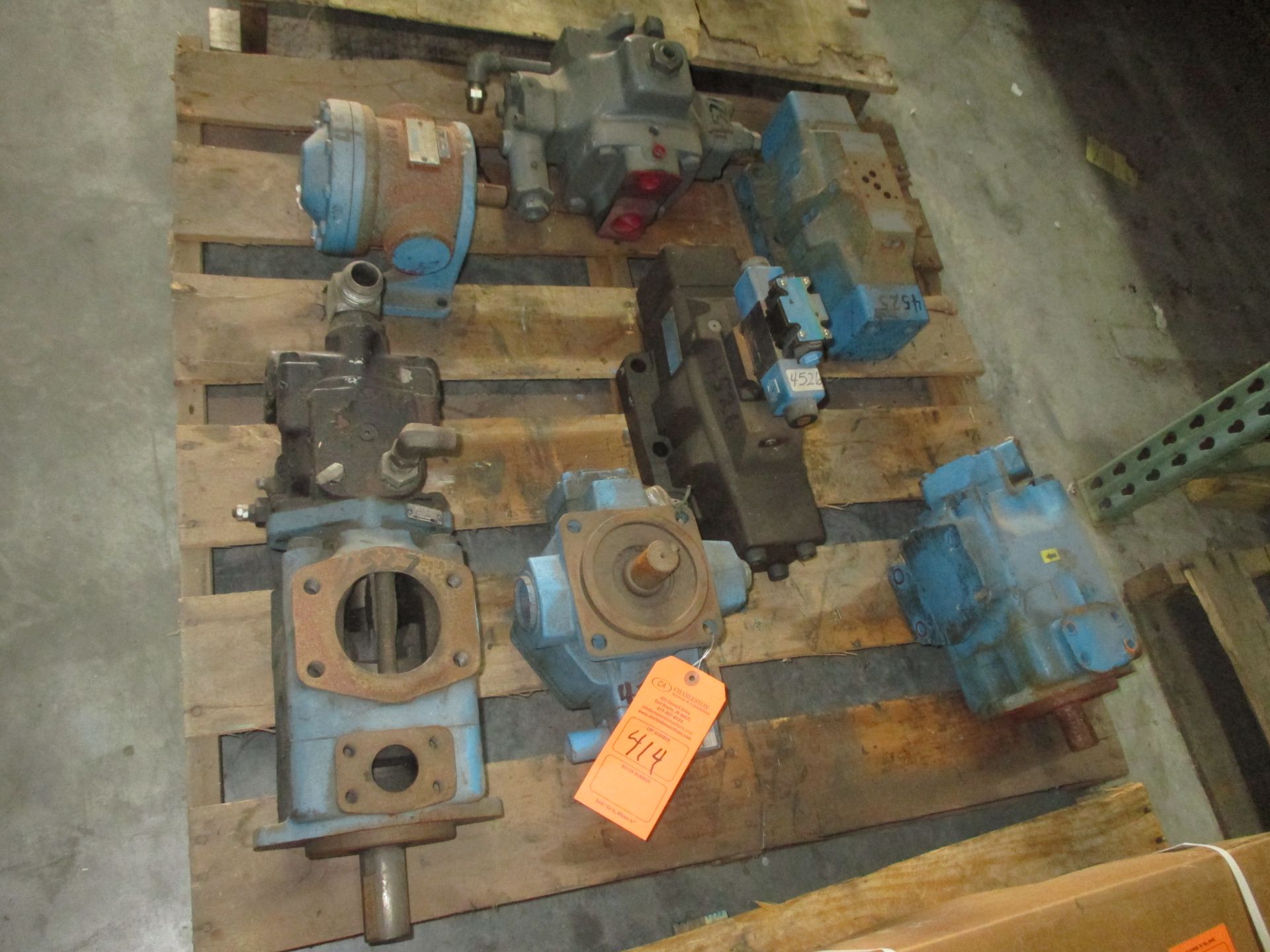 PALLET OF VARIOUS SIZE VICKER VALVES; PUMPS & REDUCERS(LOCATED AT 2335 BRIER CREEK RD. MAMMOTH CAVE,