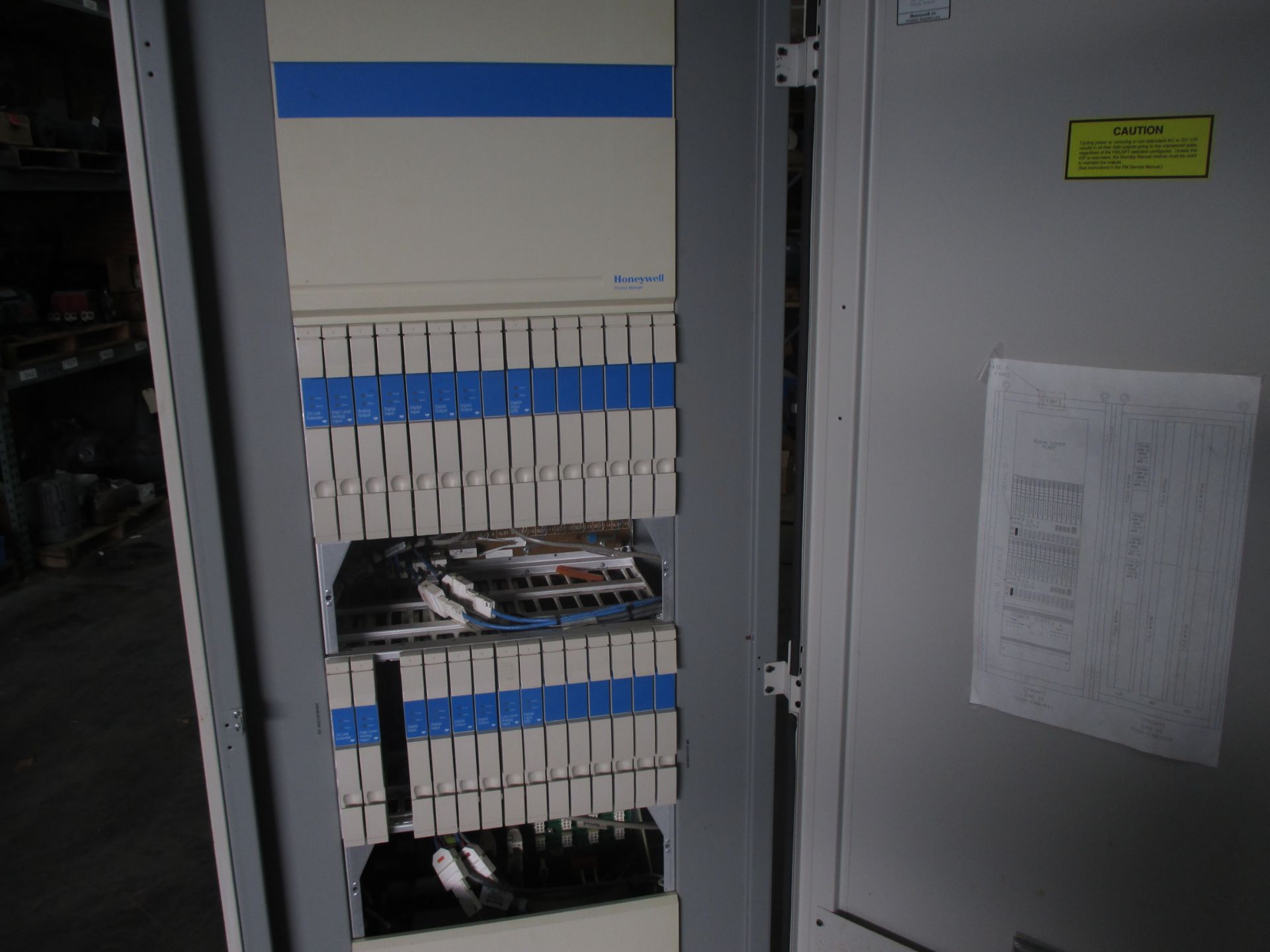 HONEYWELL CONTROL CABINET;M#UCNGMVCOMO3 COM3 PMC COMPLEX-3 W/HONEYWELL & ACOPIAN CONTROLS - Image 2 of 3