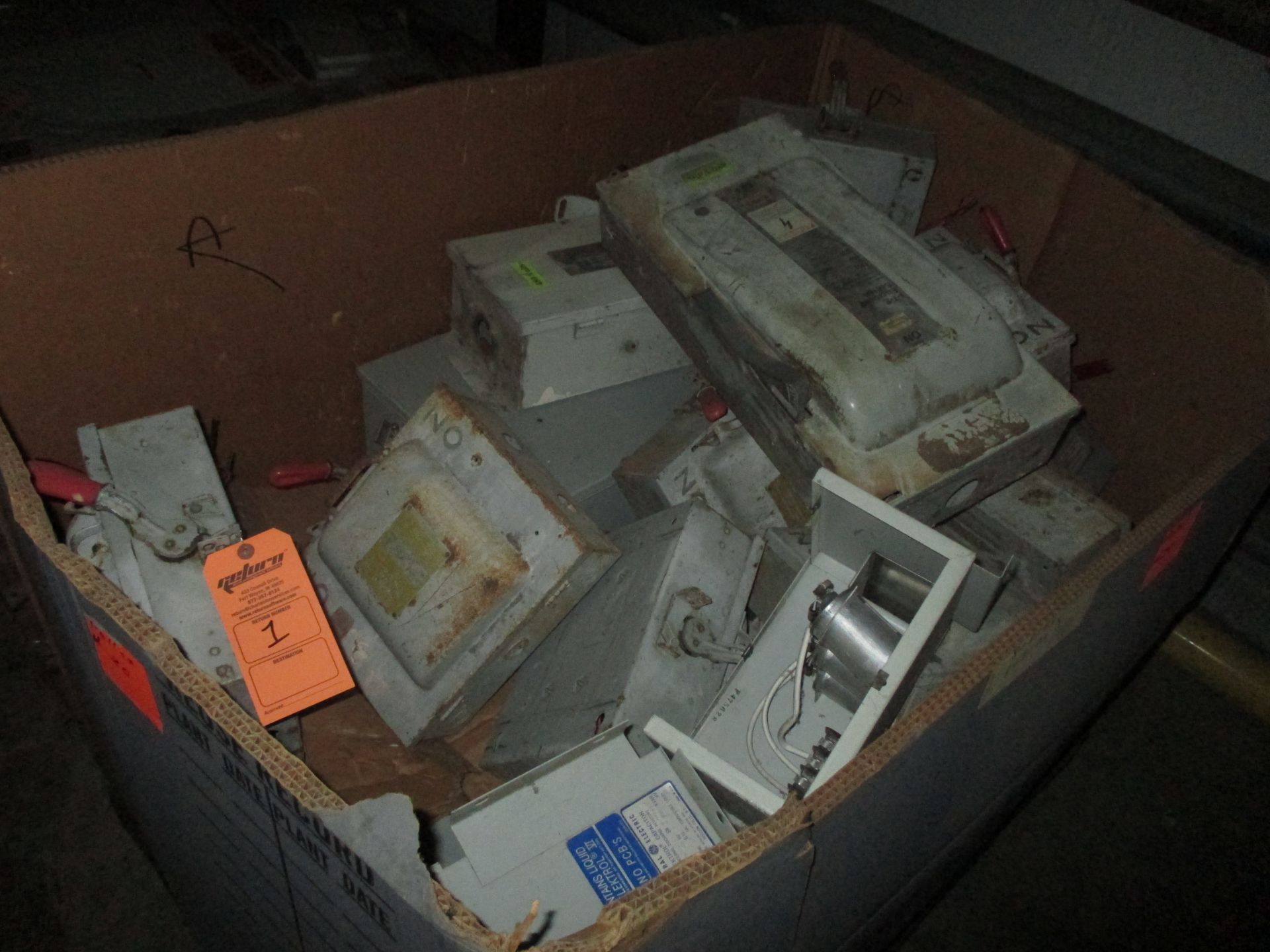 LARGE QUANITY OF VARIOUS SIZE SWITCH BOXES INCLUDING GENERAL ELECTRIC CLAMPMATIC & CHALLENGER(
