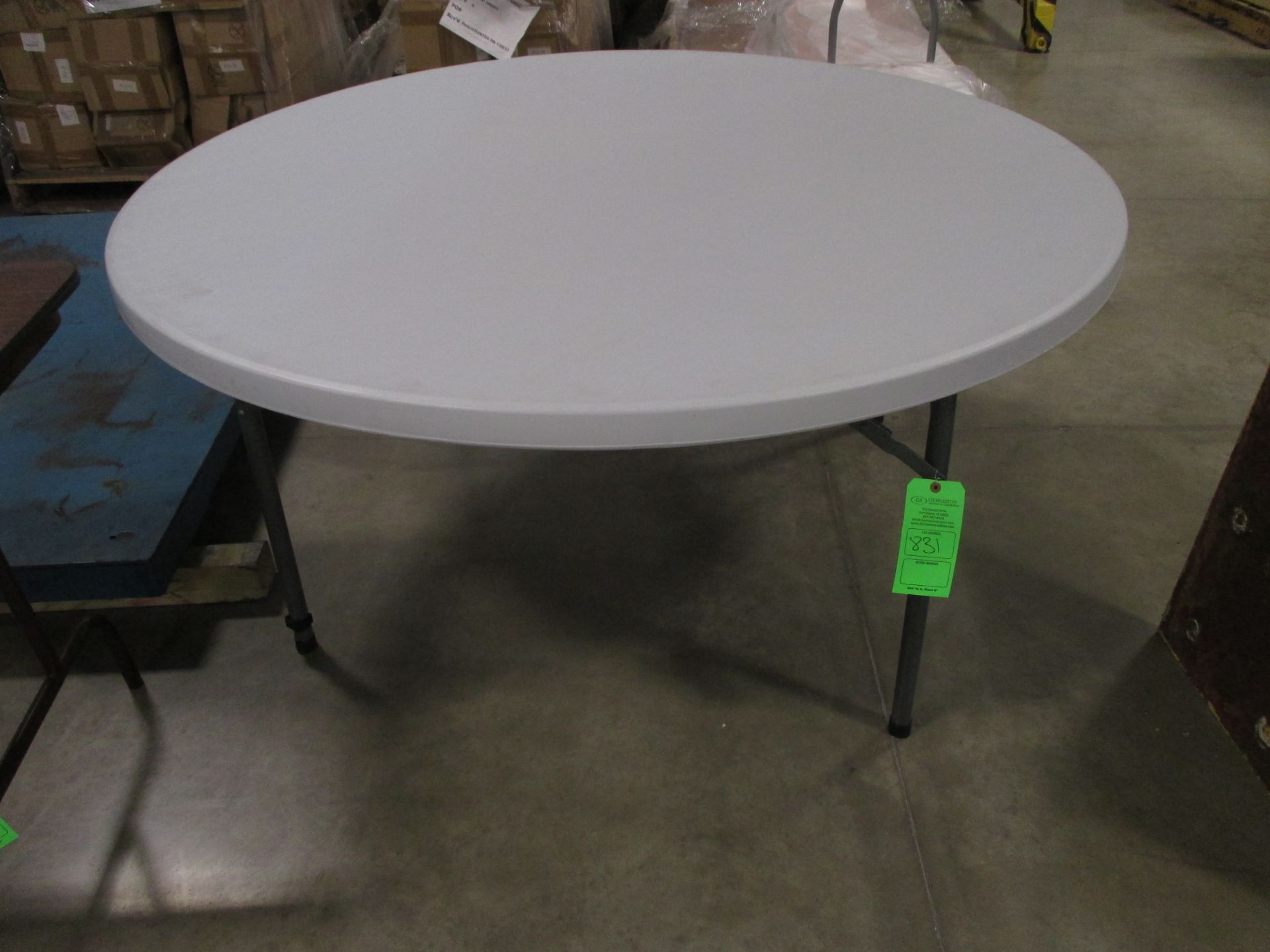 ROUND FOLD OUT TABLE(5373 STATE ROUTE 29 CELINA OH 45822-9210)