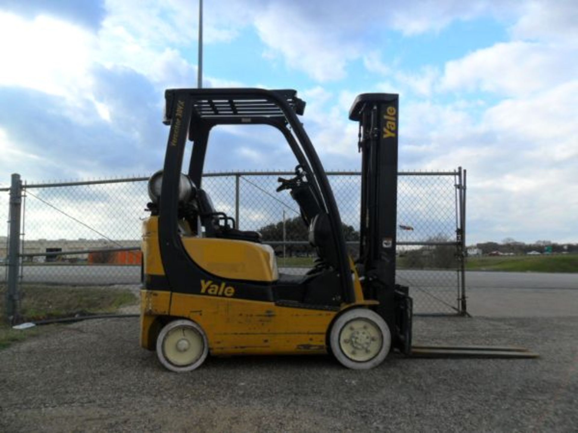 3,000 LB YALE MODEL GLC030VXNURE082 SOLID TIRE LP GAS LIFT TRUCK; S/N C809V01648C, 3-STAGE MAST, 82"