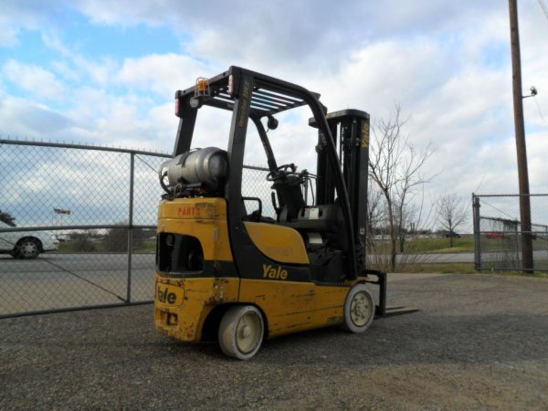 3,000 LB YALE MODEL GLC030VXNURE082 SOLID TIRE LP GAS LIFT TRUCK; S/N C809V01648C, 3-STAGE MAST, 82" - Image 2 of 4
