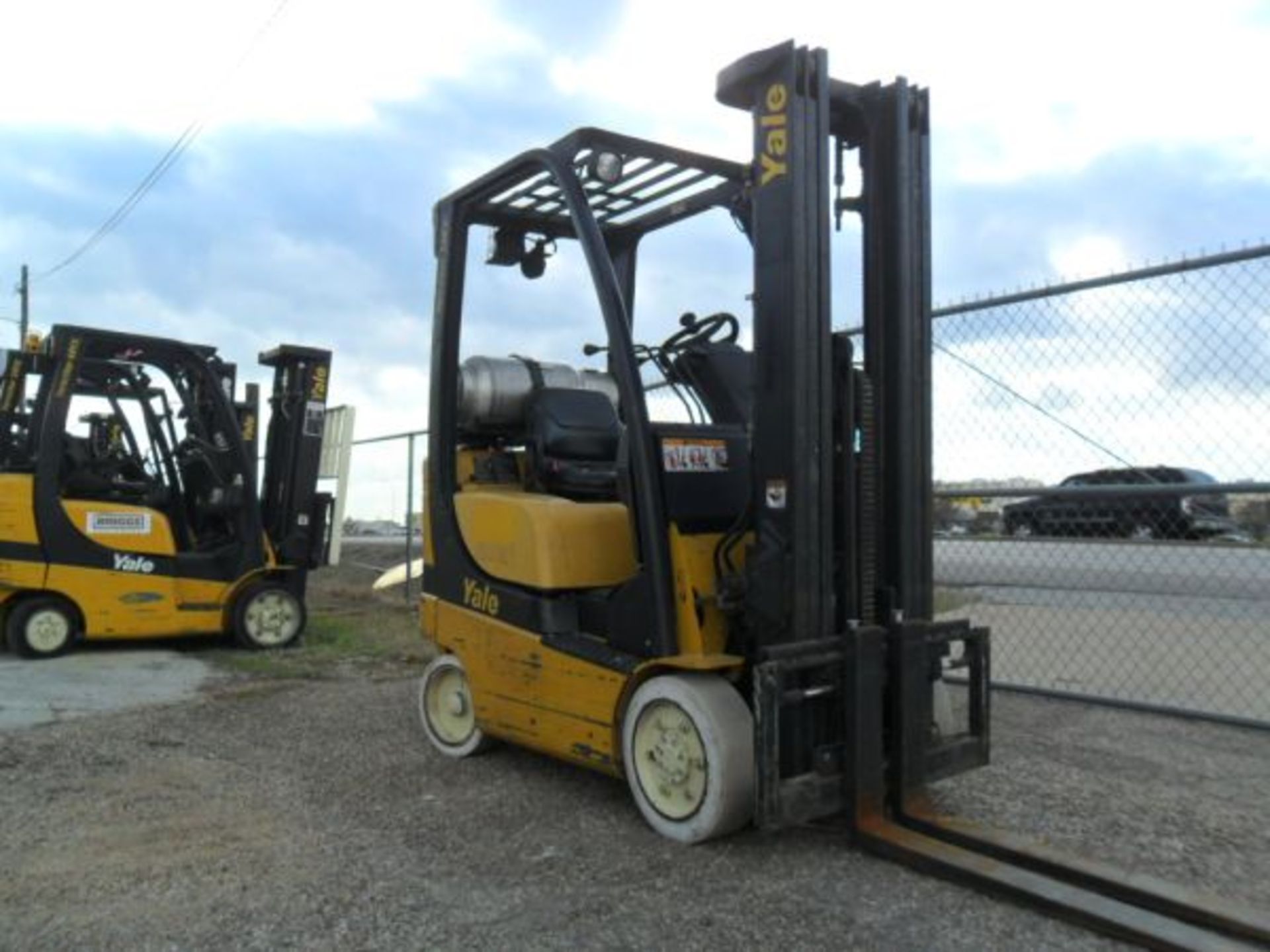 3,000 LB YALE MODEL GLC030VXNURE082 SOLID TIRE LP GAS LIFT TRUCK; S/N C809V01648C, 3-STAGE MAST, 82" - Image 3 of 4