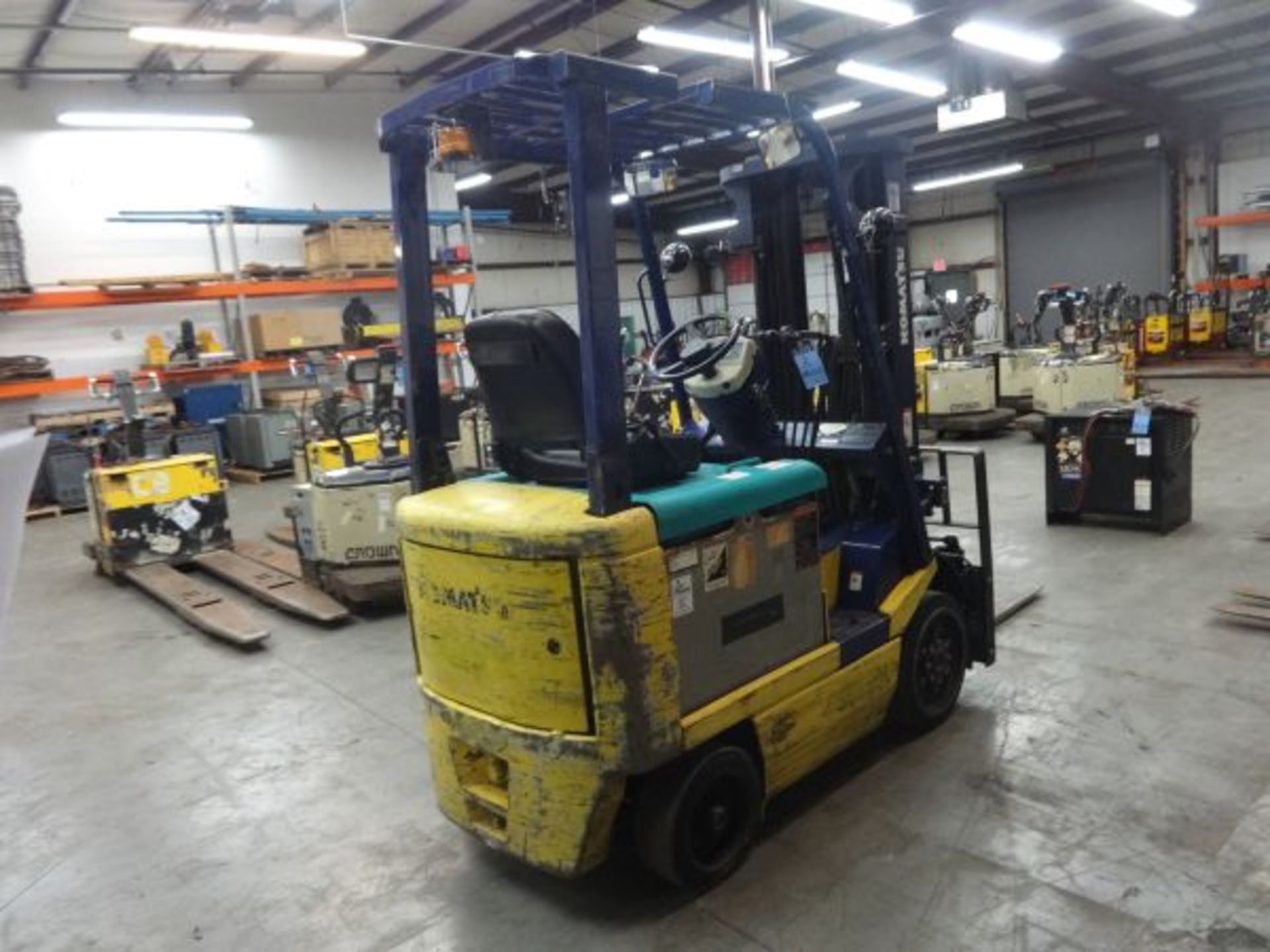 5,000 LB KOMATSU MODEL FB25SH-5 SIT-DOWN ELECTRIC LIFT TRUCK; S/N 731-6356587, 36-VOLT, 3-STAGE - Bild 2 aus 9