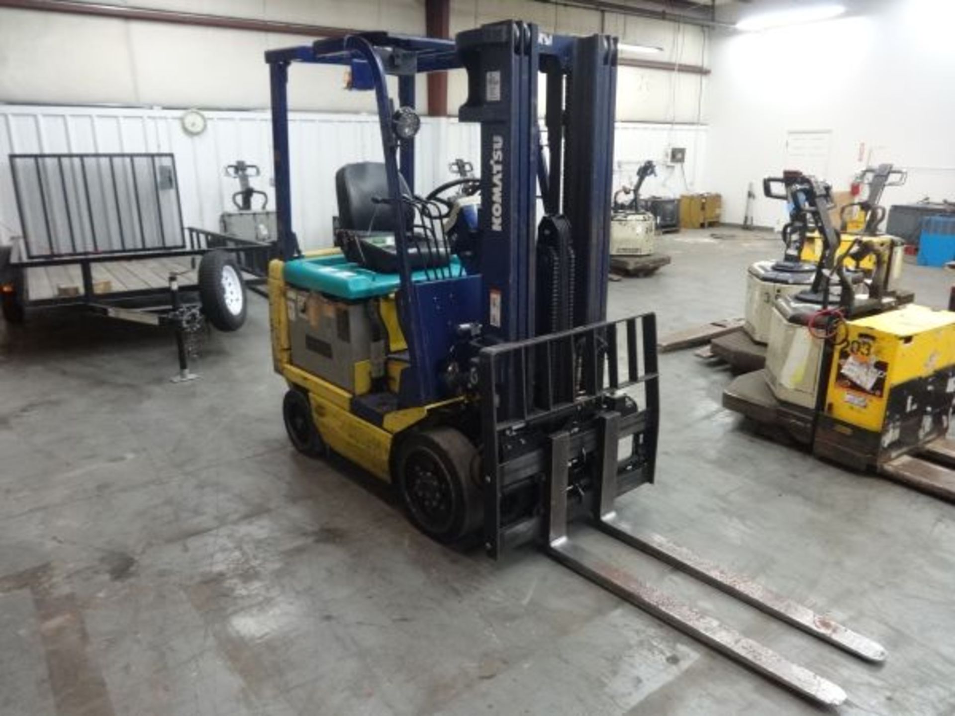 5,000 LB KOMATSU MODEL FB25SH-5 SIT-DOWN ELECTRIC LIFT TRUCK; S/N 731-6356587, 36-VOLT, 3-STAGE