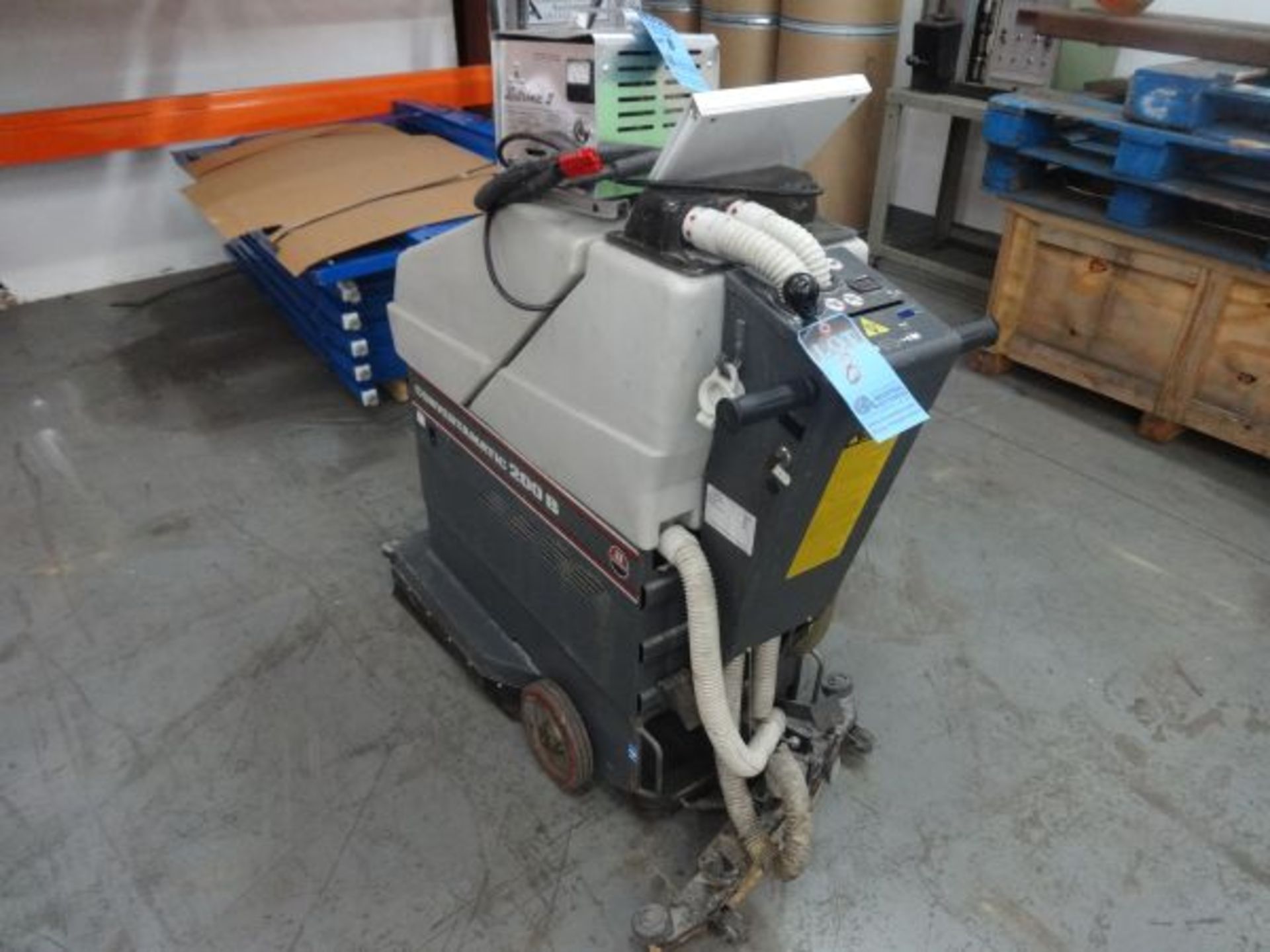 ADVANCE MODEL CONVERTAMATIC 200B WALK BEHIND ELECTRIC SCRUBBER; S/N 1280238, W/ LESTRONIC CHARGER - Bild 2 aus 5