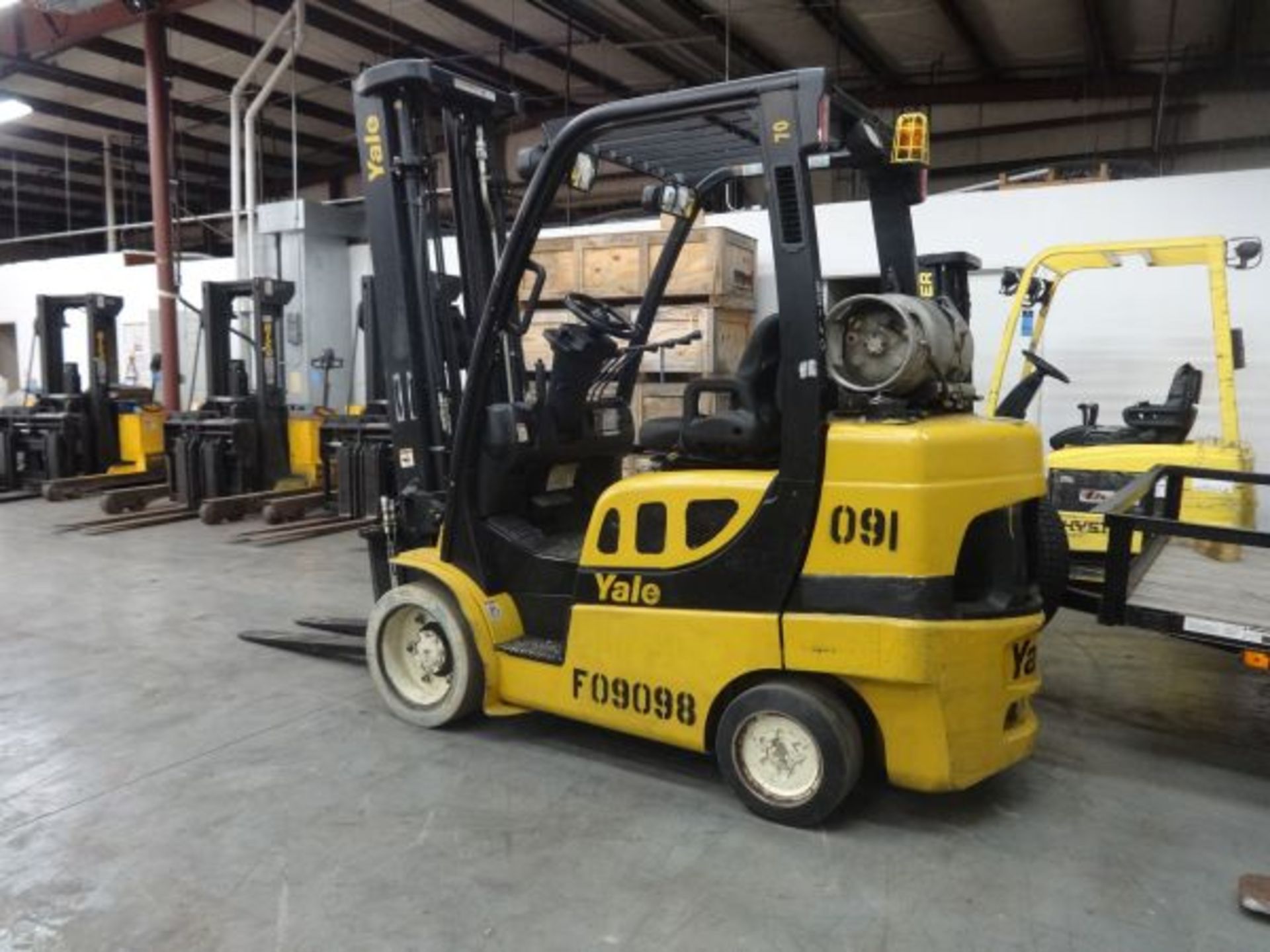 7,000 LB YALE MODEL GLC070 LP GAS SOLID TIRE LIFT TRUCK; S/N A910V15059G, FULL MODEL - Bild 4 aus 10