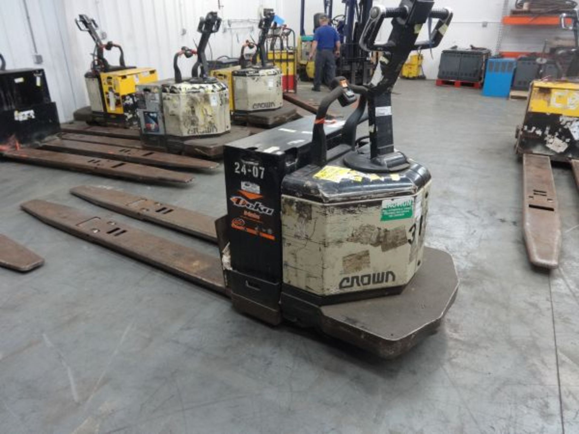 6,000 LB CROWN MODEL PE3540-60 DUAL PALLET LENGTH END RIDER ELECTRIC PALLET TRUCK; S/N 6A182753,