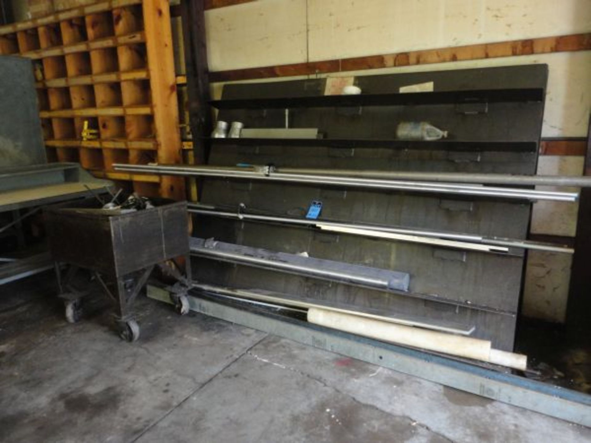 (LOT) STOCK RACK WITH MISCELLANEOUS STEEL AND ALUMINUM STOCK AND TUB STEEL SCRAP