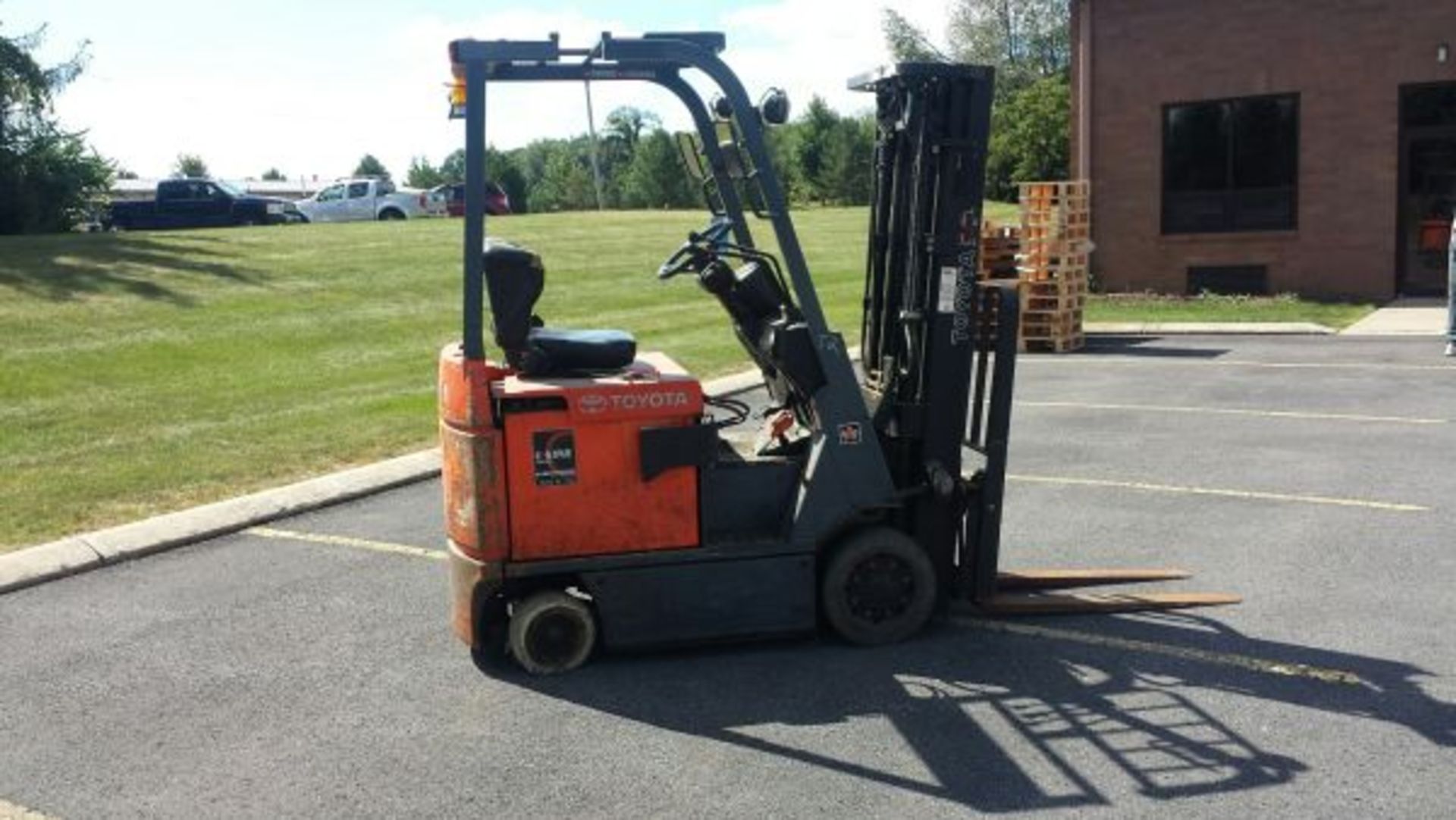 3,000 LB TAYLOR MODEL 7FBCU18 ELECTRIC SIT DOWN LIFT TRUCK; S/N 63138, 189" LIFT HEIGHT - Image 2 of 5