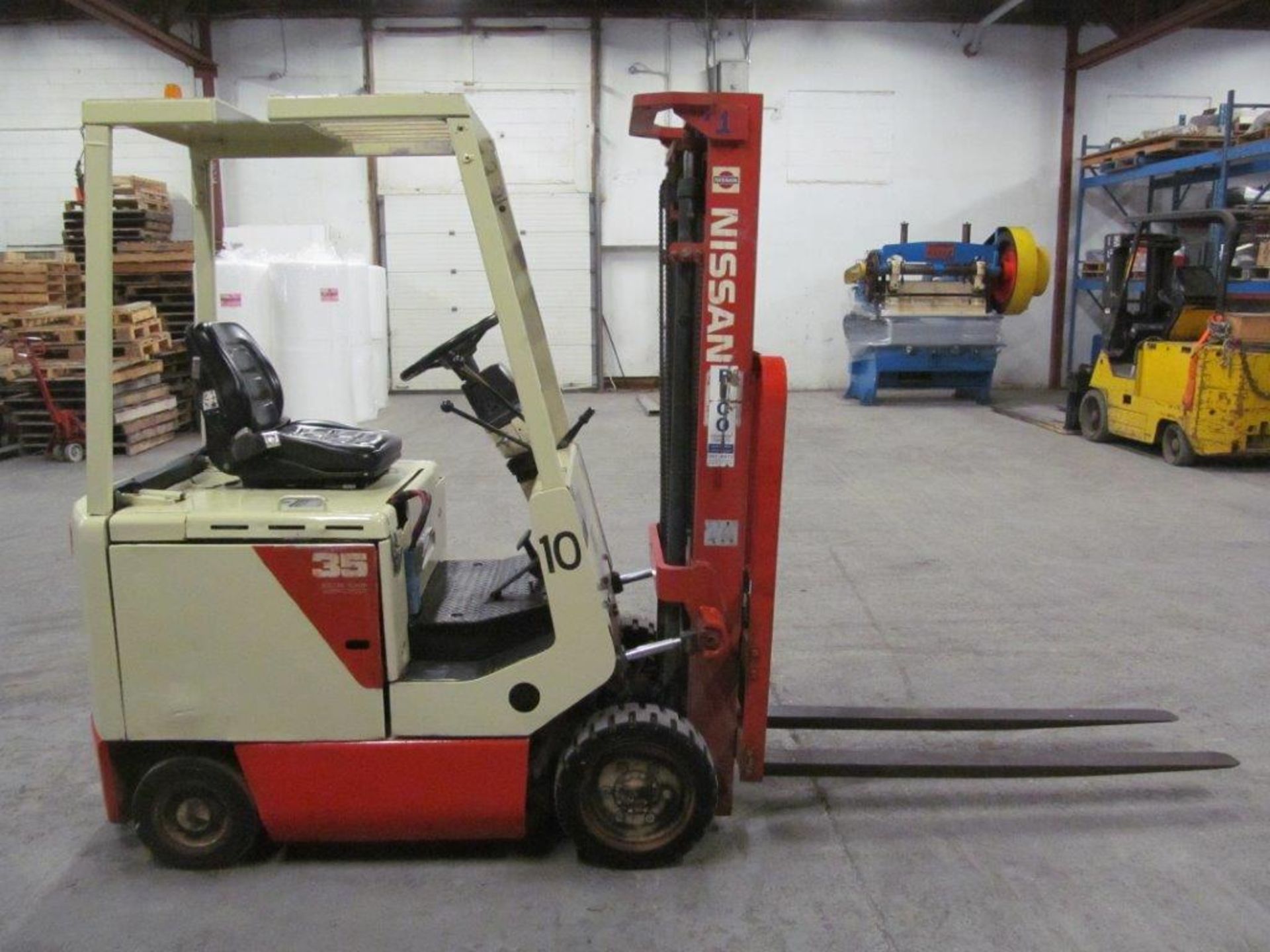 NISSAN ELECTRIC FORKLIFT MODEL CYM02L20S @4000LB CAPACITY 48VOLTS C/W CHARGER "AS-IS" - Image 6 of 11