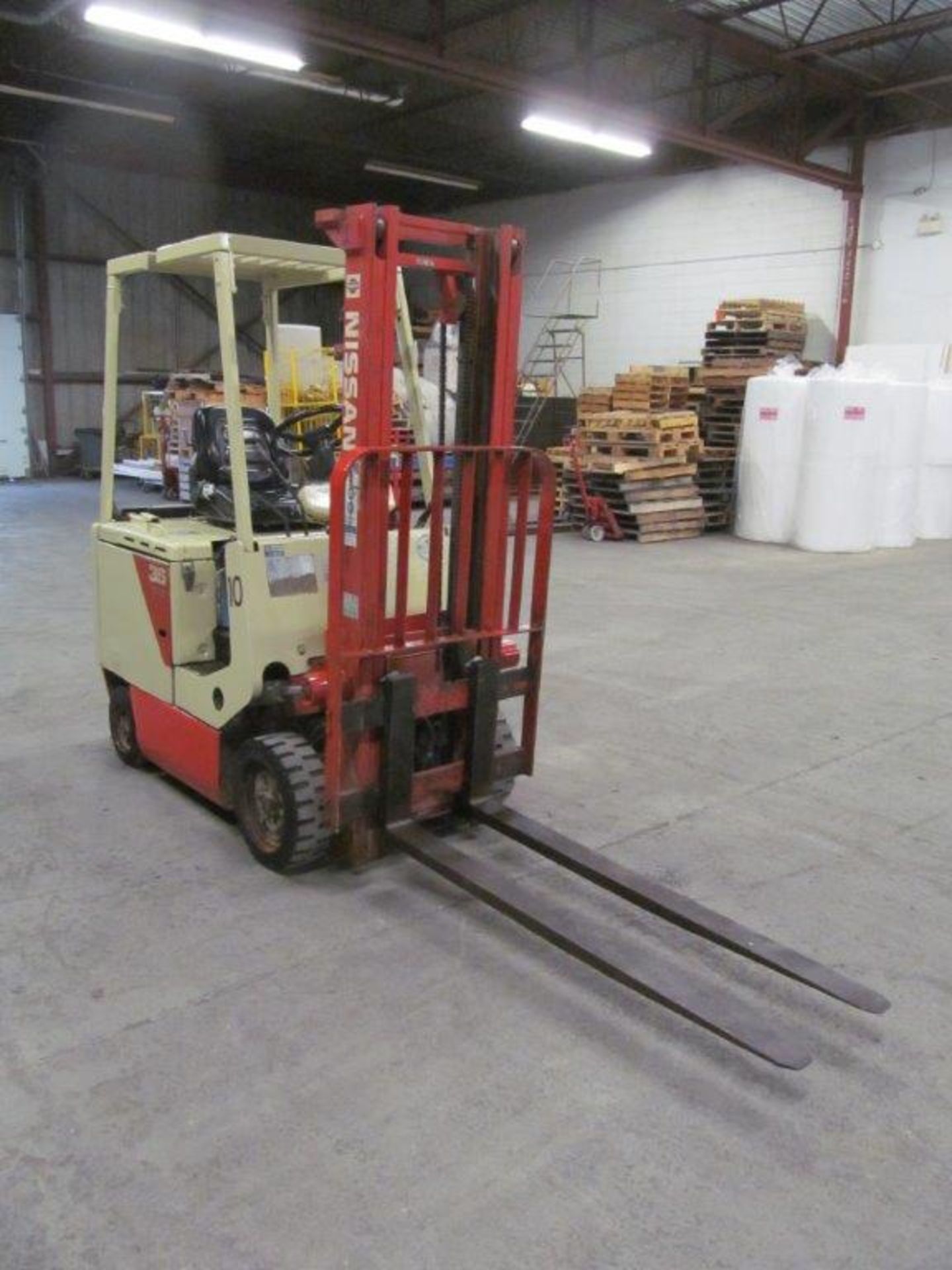 NISSAN ELECTRIC FORKLIFT MODEL CYM02L20S @4000LB CAPACITY 48VOLTS C/W CHARGER "AS-IS" - Image 7 of 11