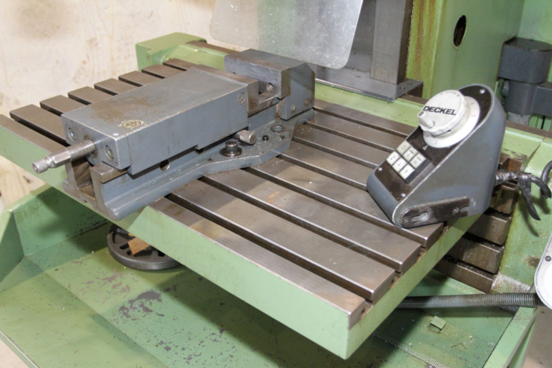 DECKEL CNC MILLING MACHINE MOD FP-4A, 18" X 32" TABLE, GRUNDING CNC CONTROL, W/ ASSORTED TOOL - Image 4 of 14