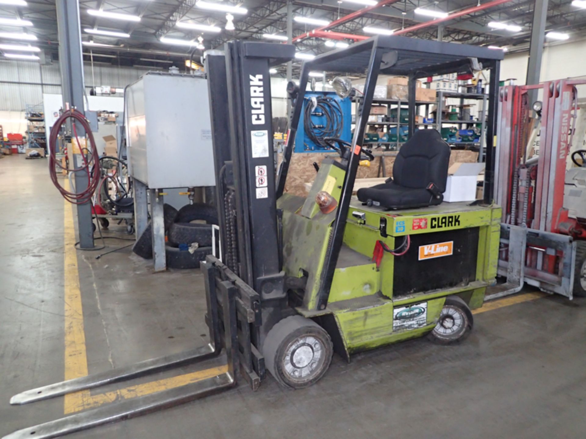 CLARK ECS 30 ELECTRIC FORKLIFT, 4875 LBS CAP., 3-STAGES, SIDESHIFT, 188", W/ CHARGER