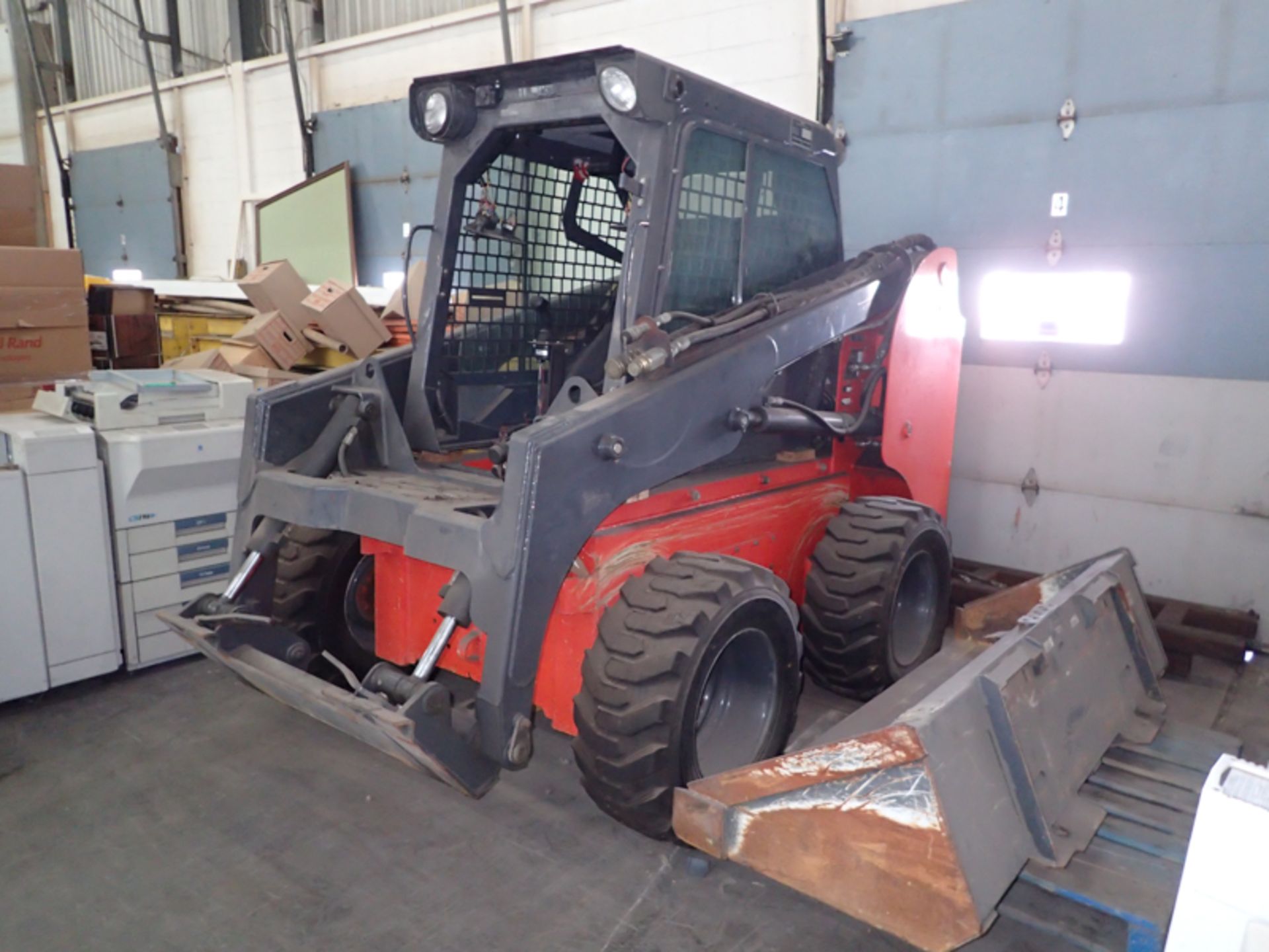 THOMAS SKIDSTEER LOADER W/ BUCKET (AS-IS)