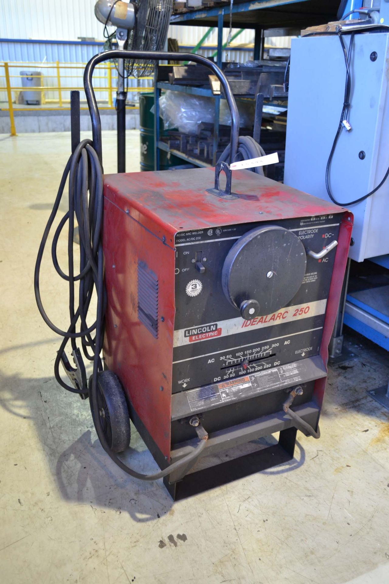 LINCOLN WELDER MOD. AC-DC-250, 250 AMP, S/N: C1990300454  (LOCATED IN VAUDREUIL, QC)