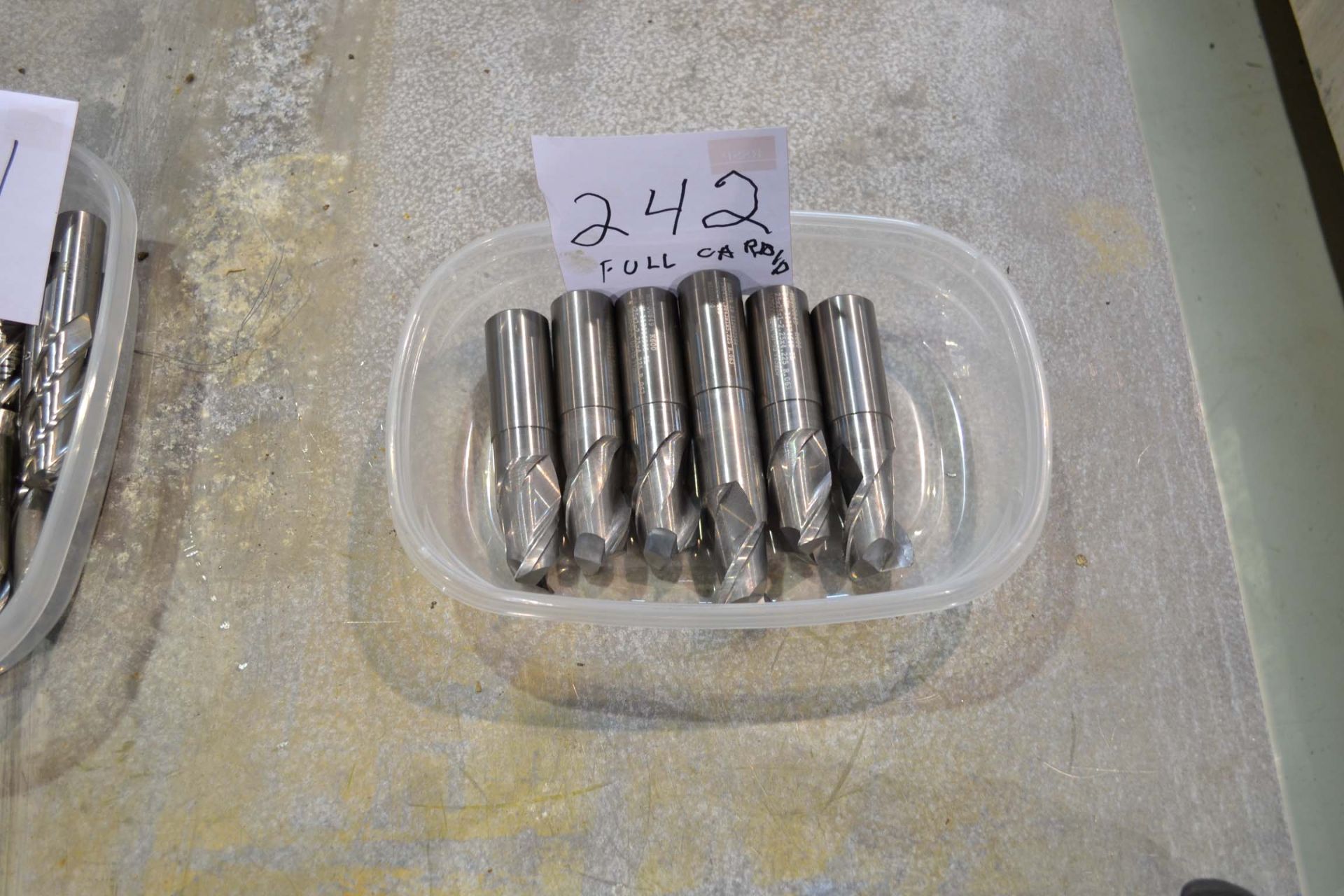 LOT OF CARBIDE END MILLS (LOCATED IN VAUDREUIL, QC)