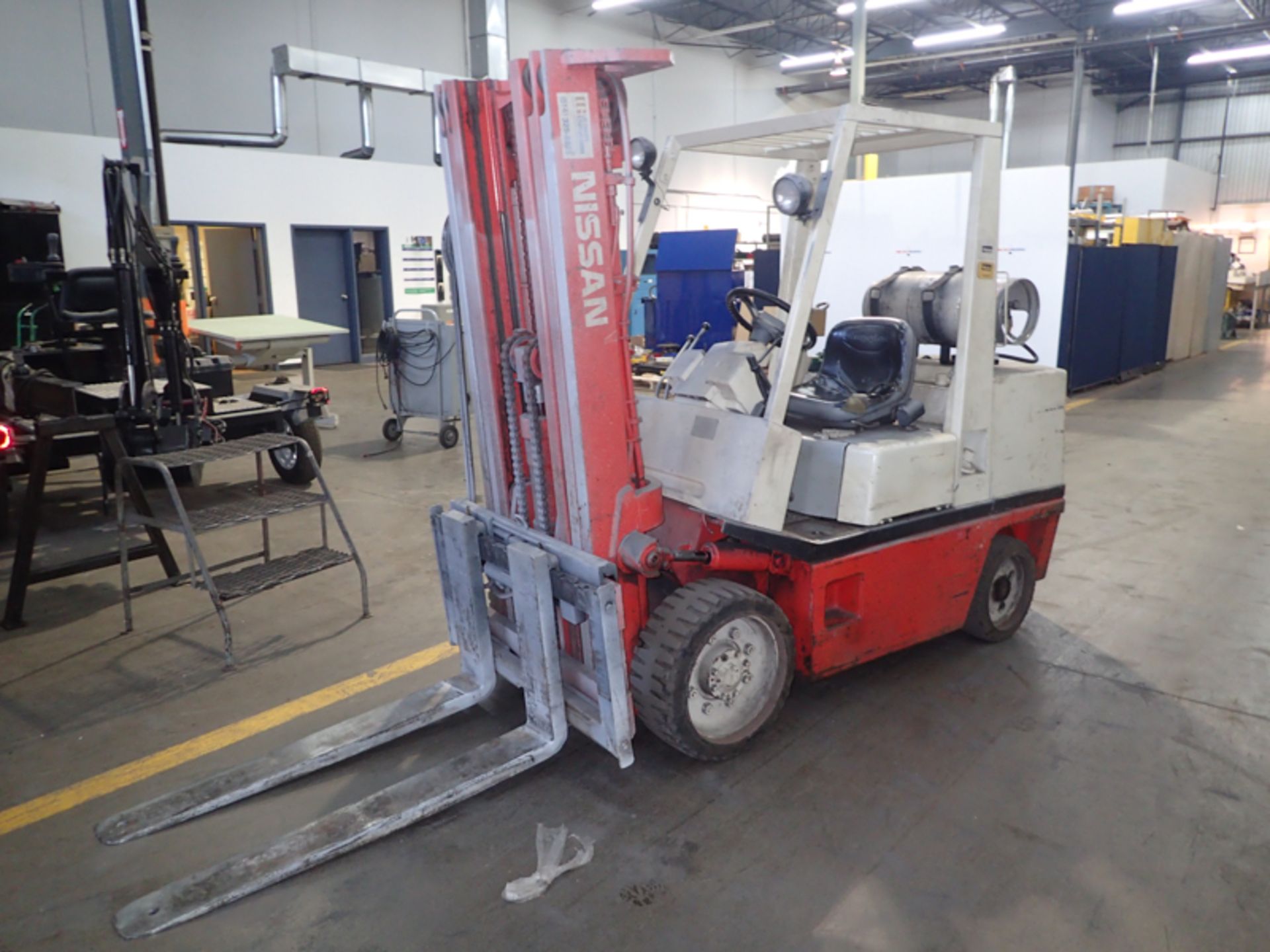 NISSAN 7550 LBS CAP. PROPANE FORKLIFT MOD. CRGH02F35V, 3 STAGE, SIDESHIFT, 175" LIFTING HEIGHT (